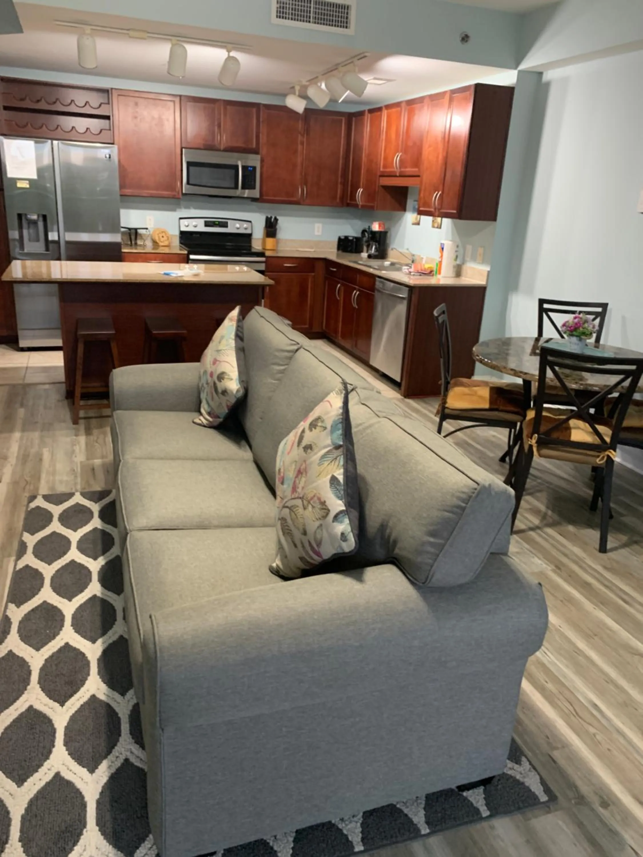 LAKETOWN 5 POOLs STEPS TO BEACH FAMILY FRIENDLY