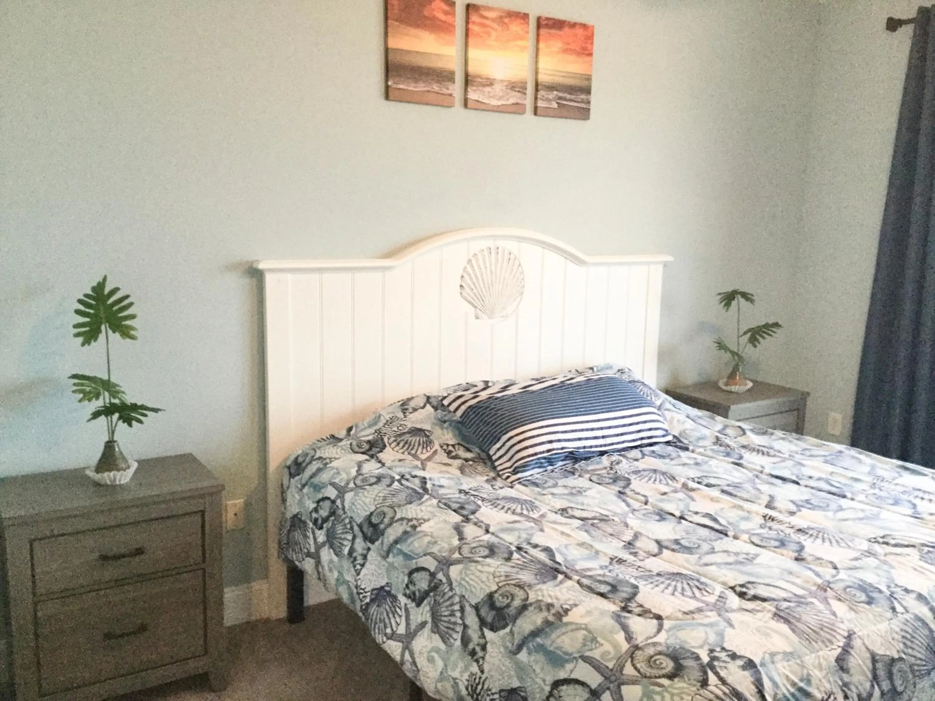 Bed in LAKETOWN 5 POOLs STEPS TO BEACH FAMILY FRIENDLY