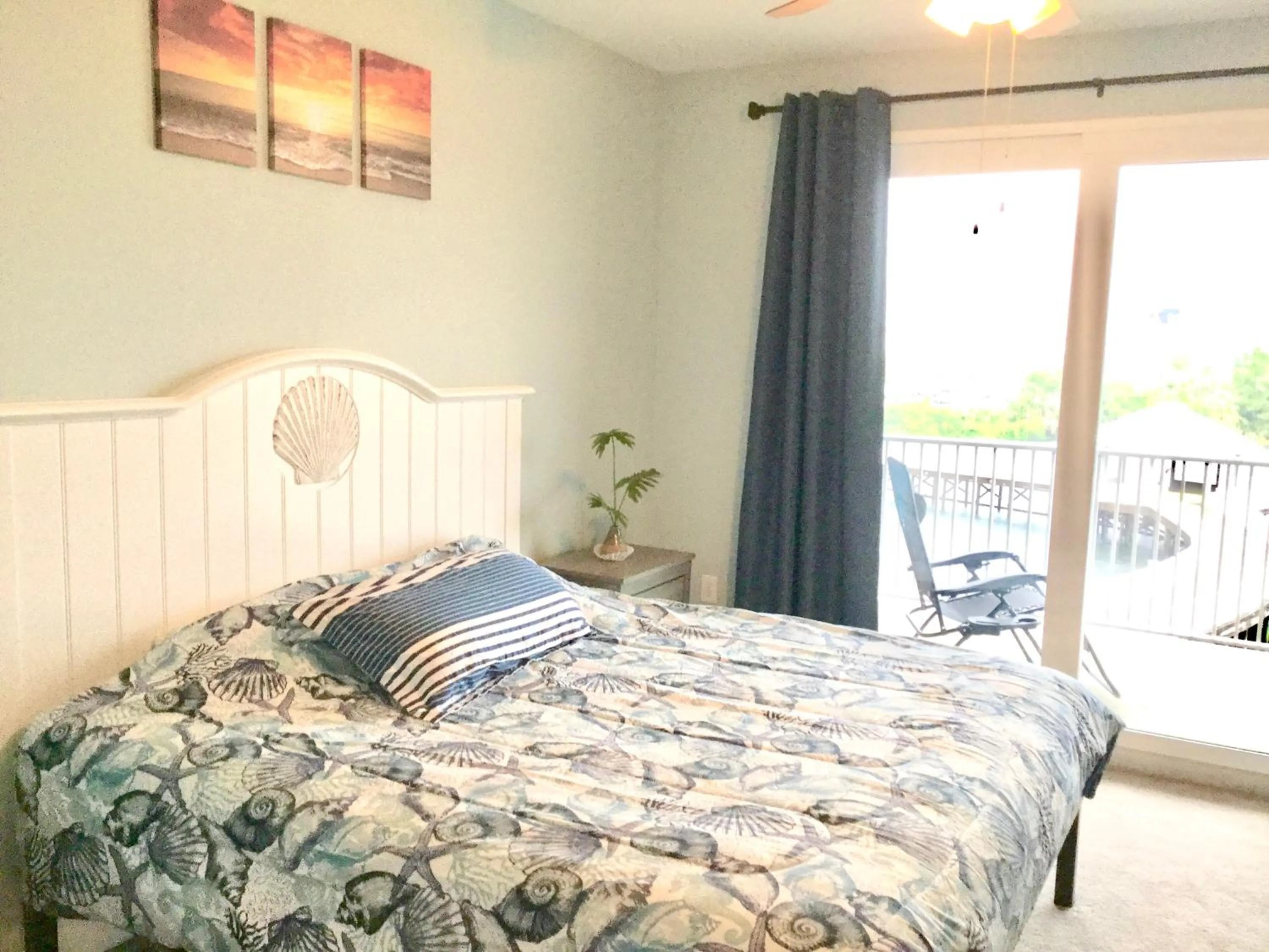 Bed in LAKETOWN 5 POOLs STEPS TO BEACH FAMILY FRIENDLY