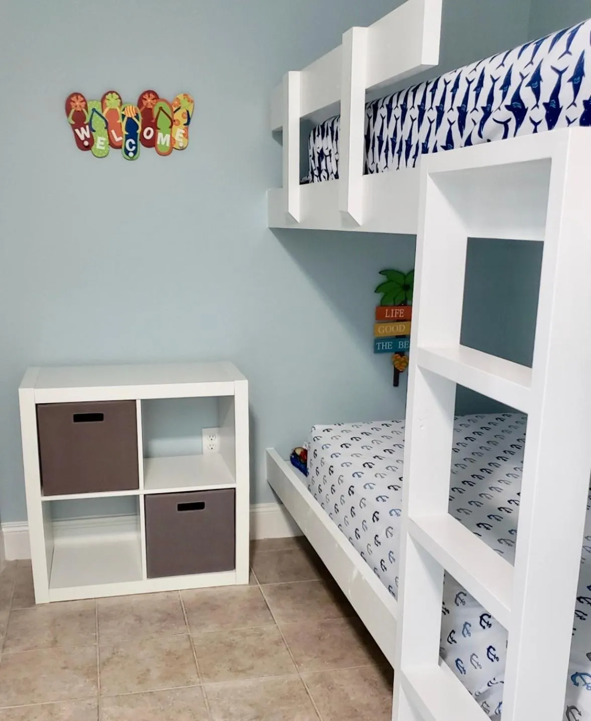 Bed in LAKETOWN 5 POOLs STEPS TO BEACH FAMILY FRIENDLY