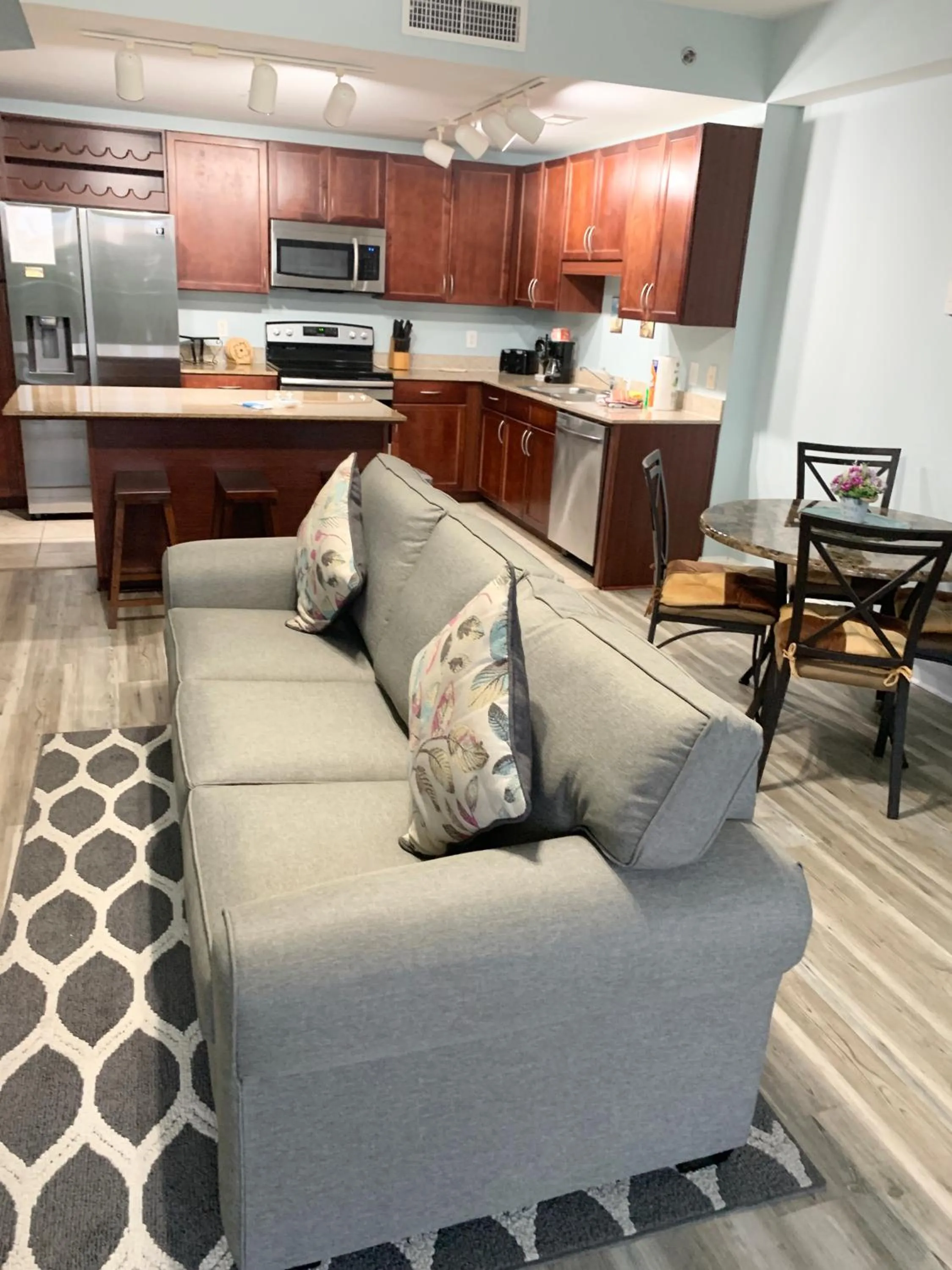 LAKETOWN 5 POOLs STEPS TO BEACH FAMILY FRIENDLY