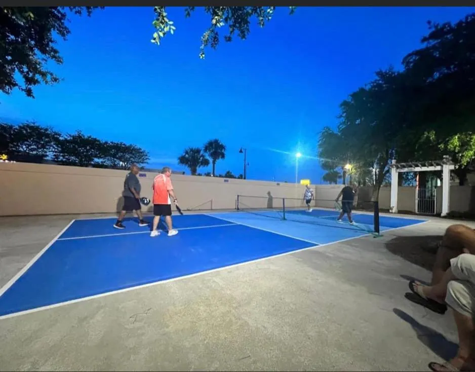 LAKETOWN 5 POOLs STEPS TO BEACH FAMILY FRIENDLY