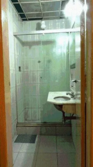 Bathroom in Estalagem Motel (Adult Only)