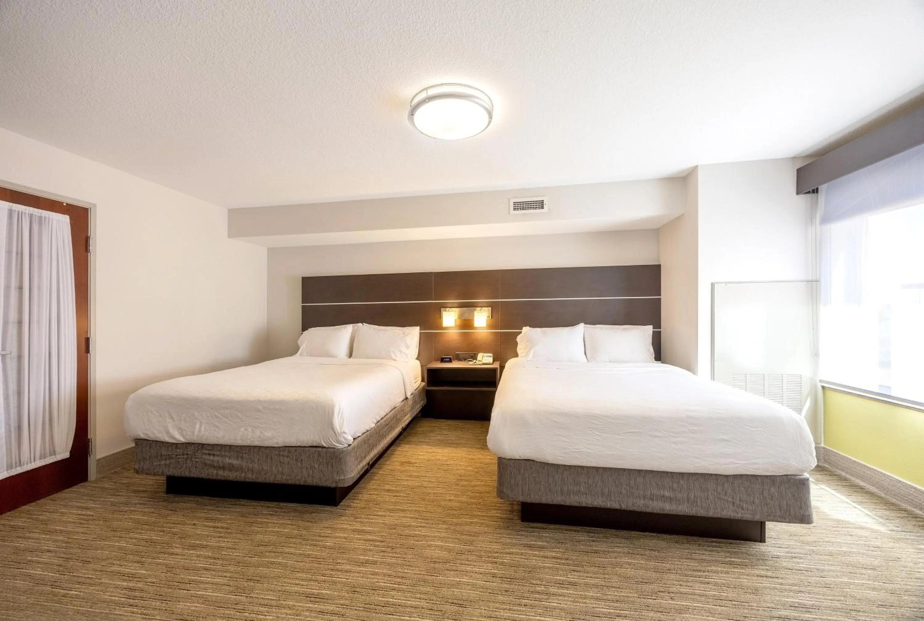 Photo of the whole room, Bed in Holiday Inn Express Winona by IHG