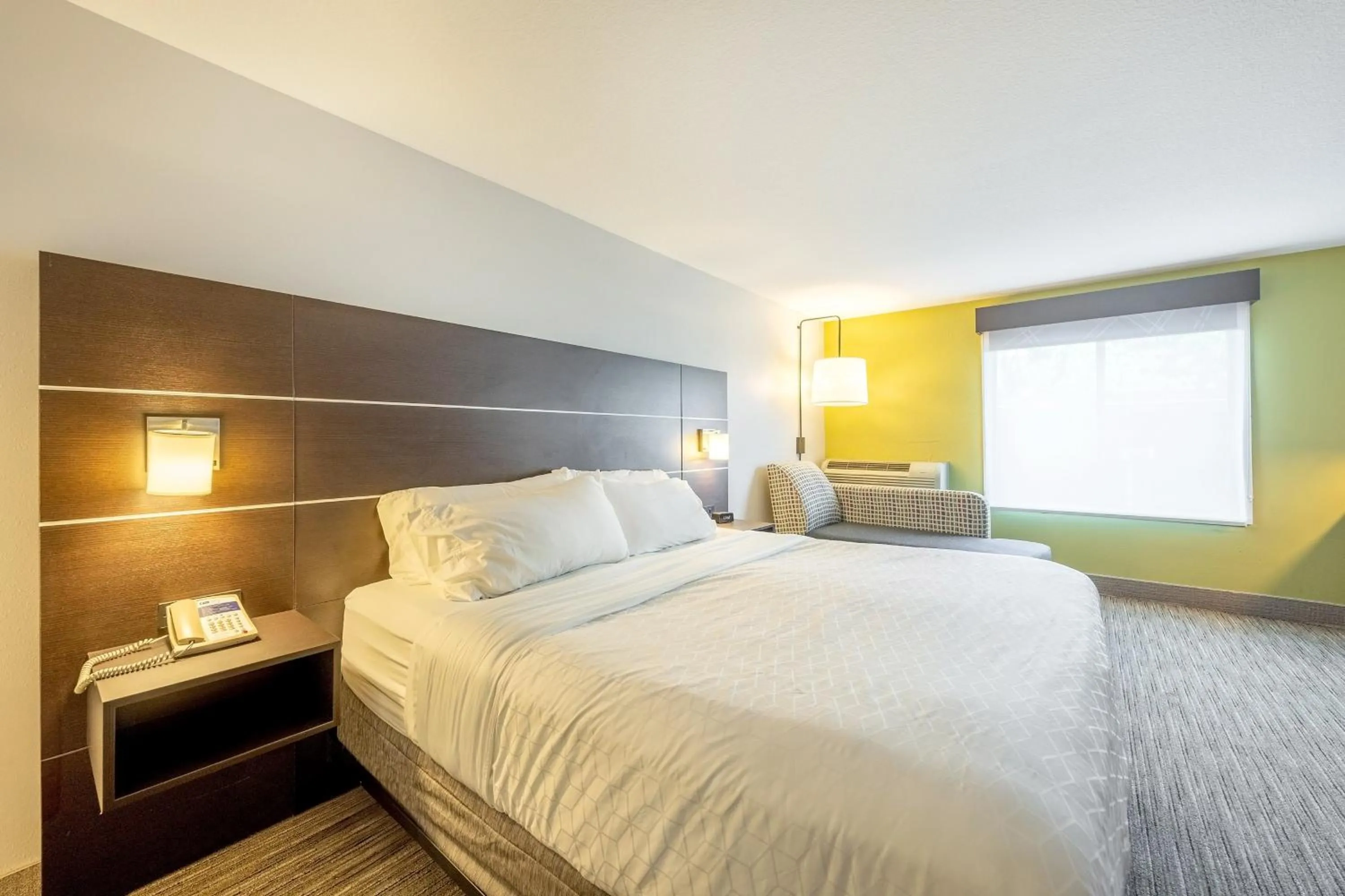 Photo of the whole room, Bed in Holiday Inn Express Winona by IHG