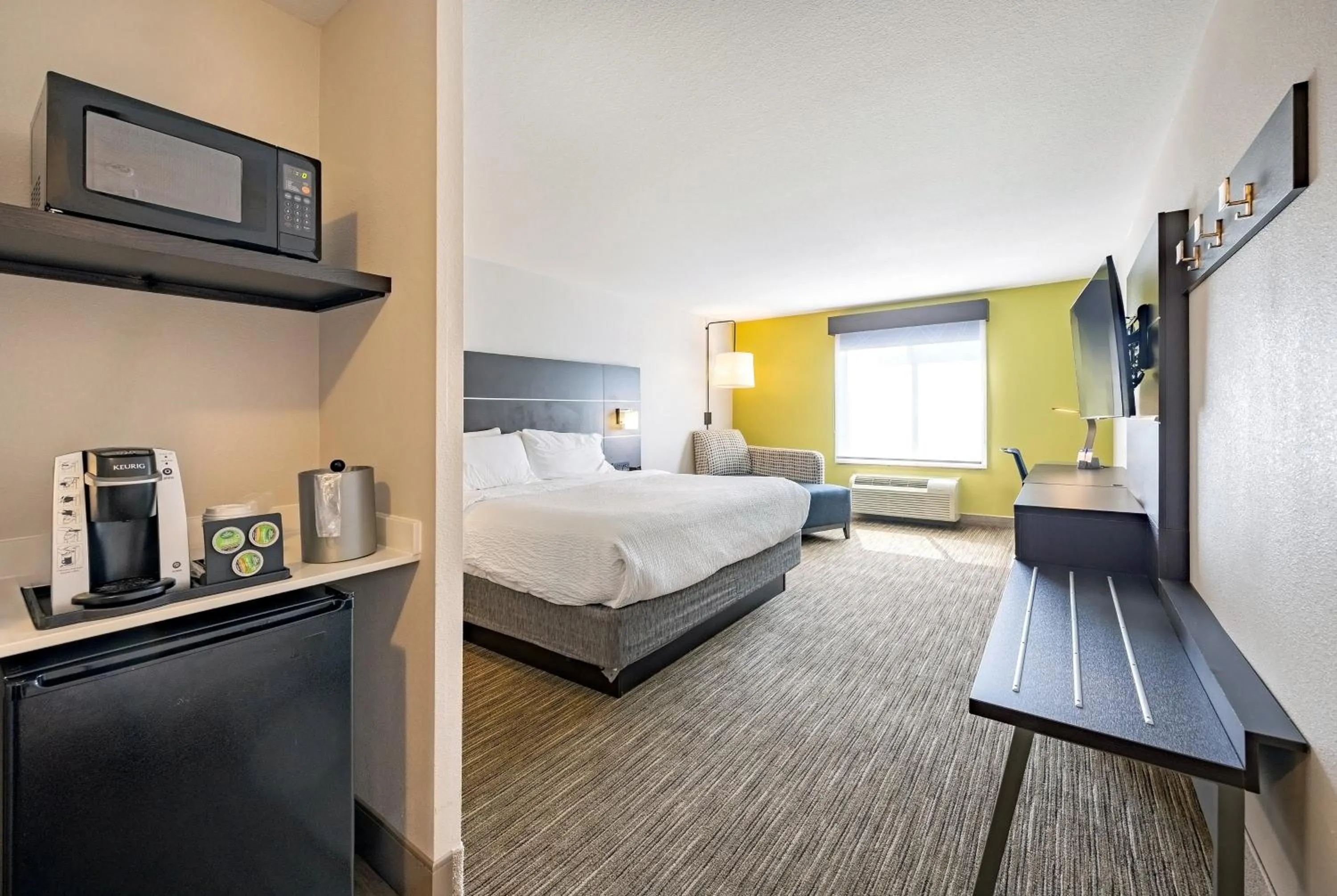 Photo of the whole room, Bed in Holiday Inn Express Winona by IHG