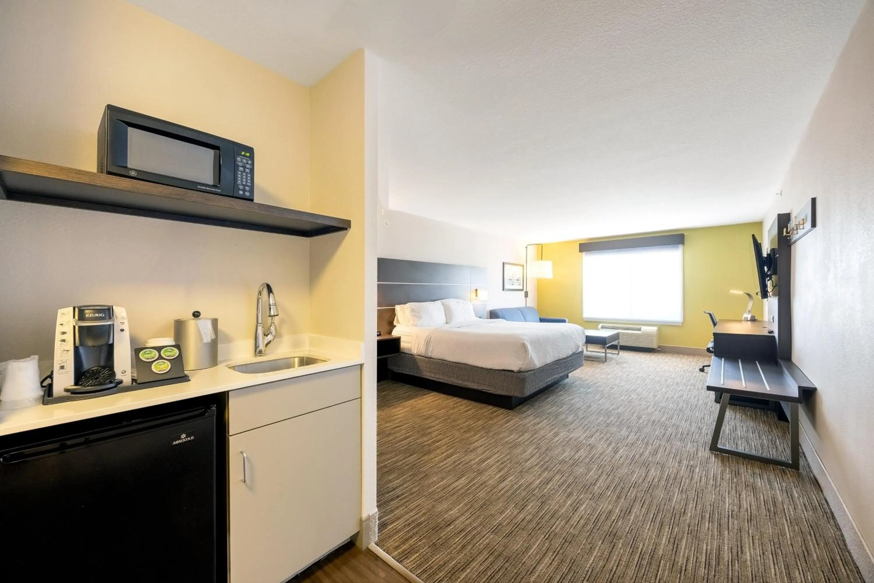Photo of the whole room, Bed in Holiday Inn Express Winona by IHG