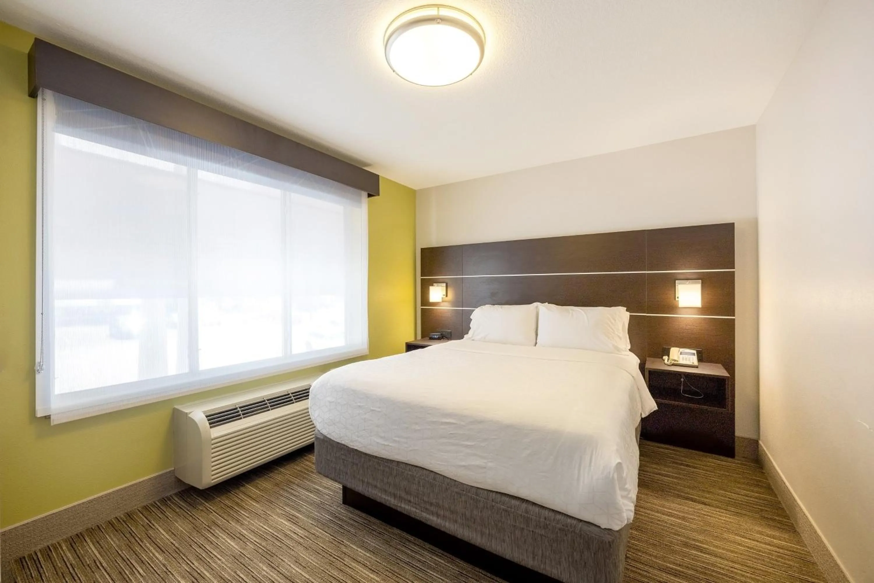 Photo of the whole room, Bed in Holiday Inn Express Winona by IHG