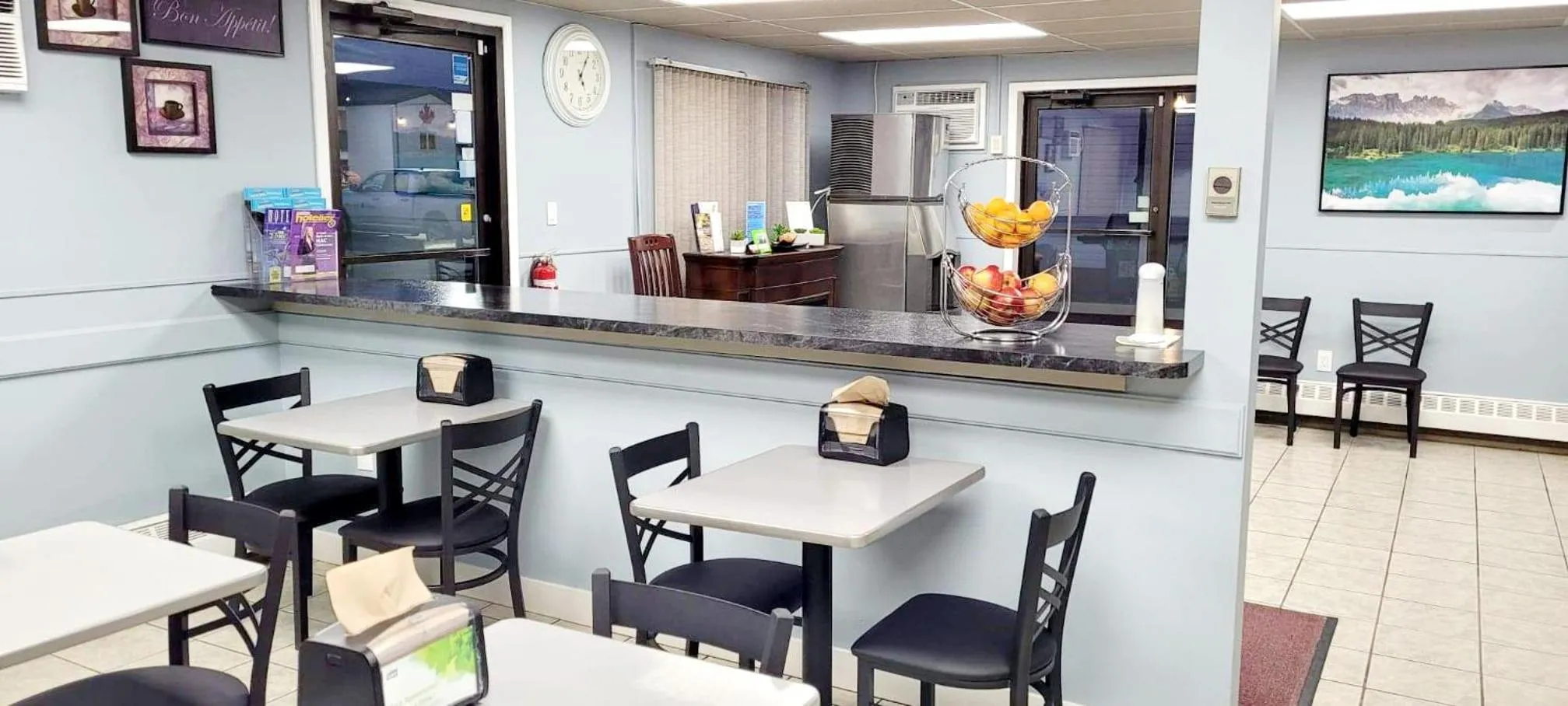 Continental breakfast in Canadian Motor Inn