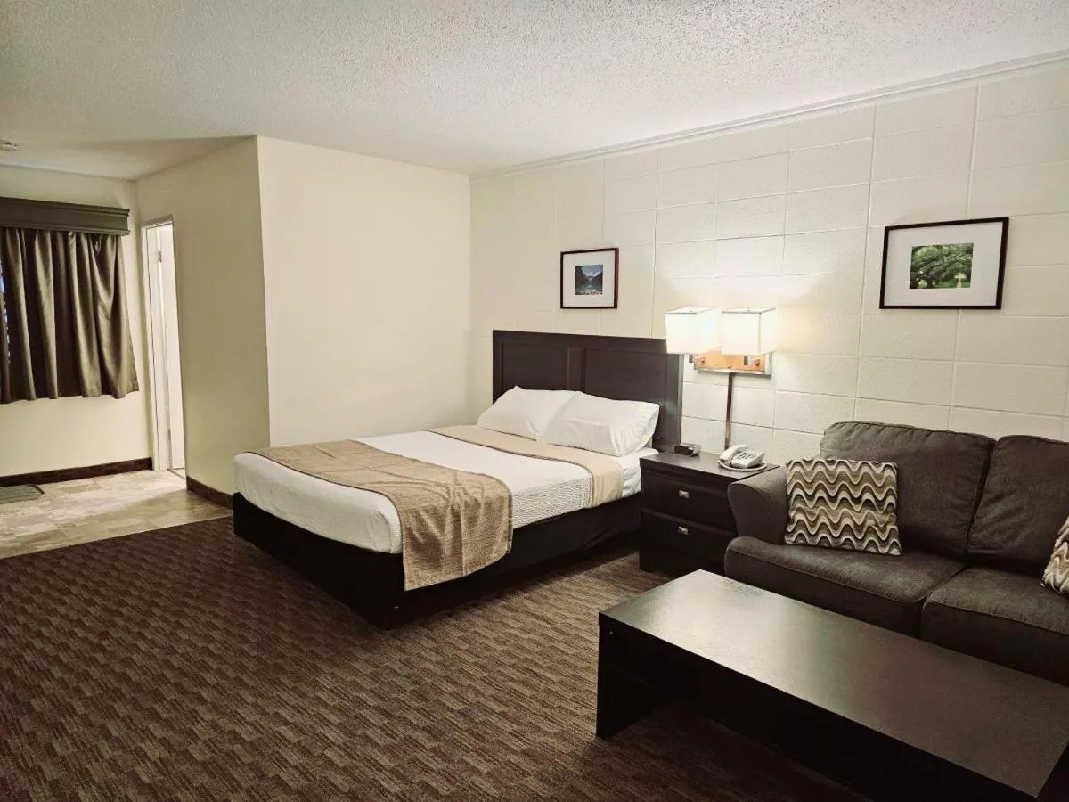 Photo of the whole room, Bed in Canadian Motor Inn