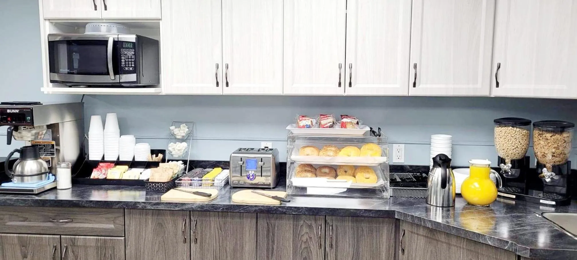 Continental breakfast in Canadian Motor Inn