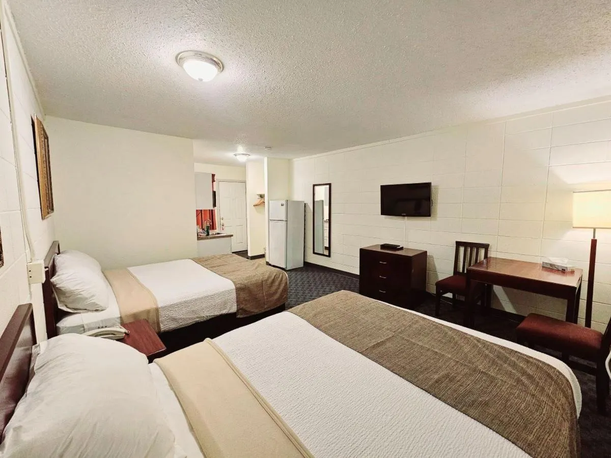 Photo of the whole room, Bed in Canadian Motor Inn
