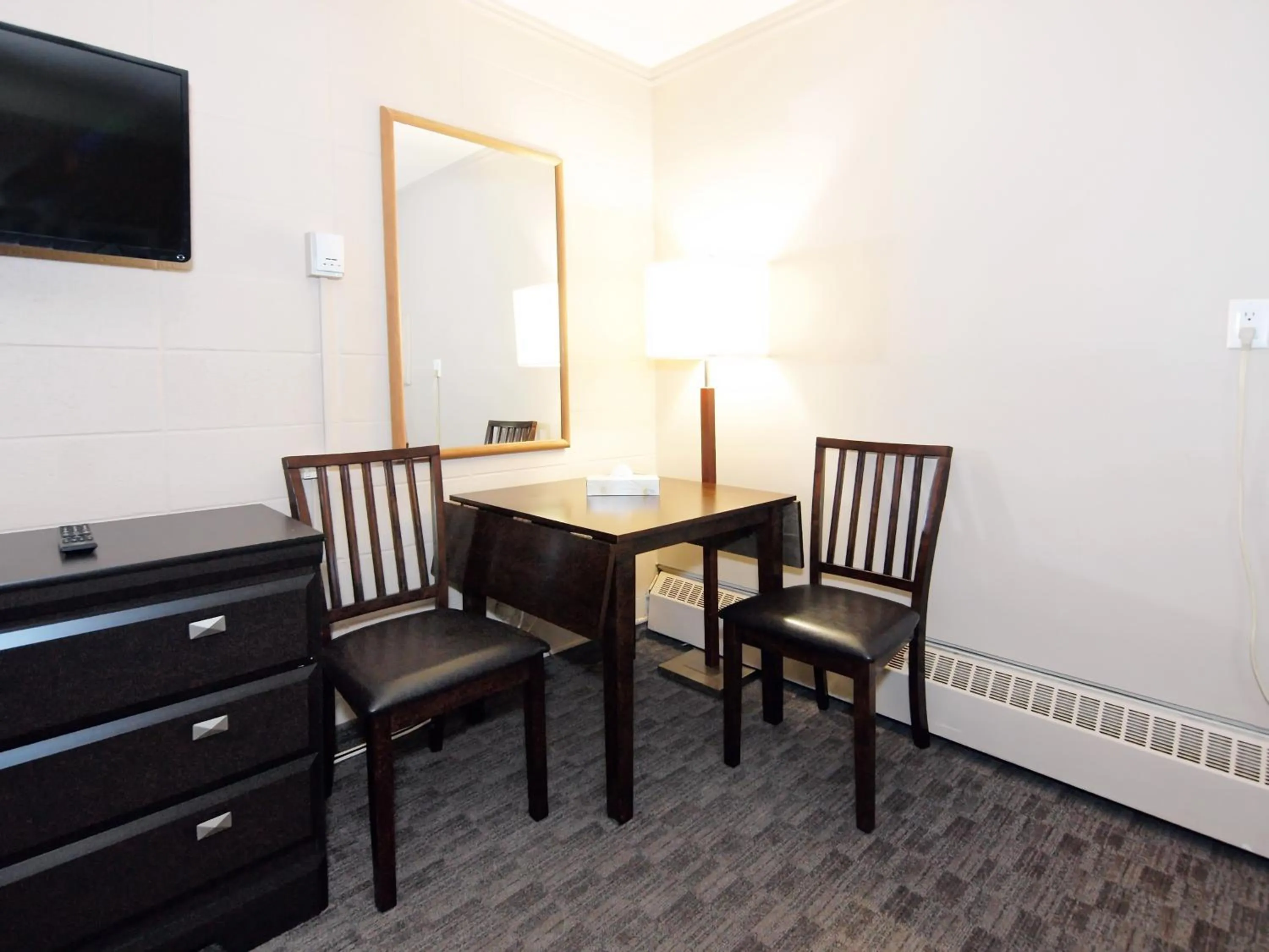 Photo of the whole room in Canadian Motor Inn