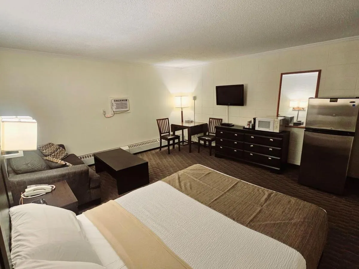 Photo of the whole room, Bed in Canadian Motor Inn