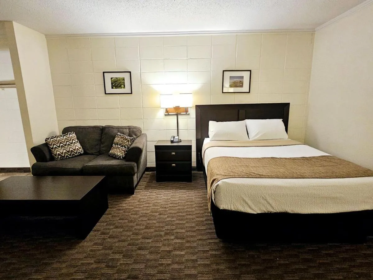 Living room, Bed in Canadian Motor Inn