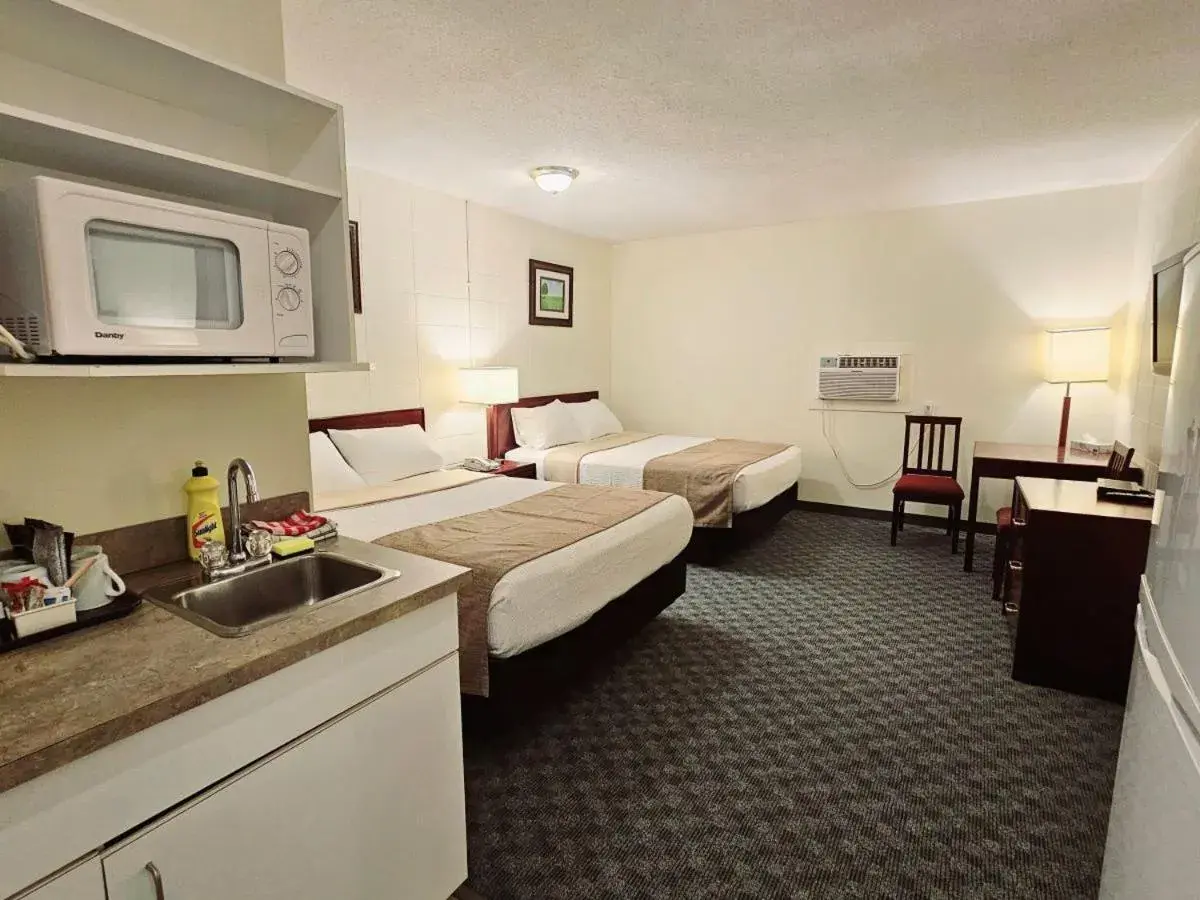 Queen Room with Two Queen Beds and Kitchen in Canadian Motor Inn Queen Room with Two Queen Beds and Kitchen in Canadian Motor Inn