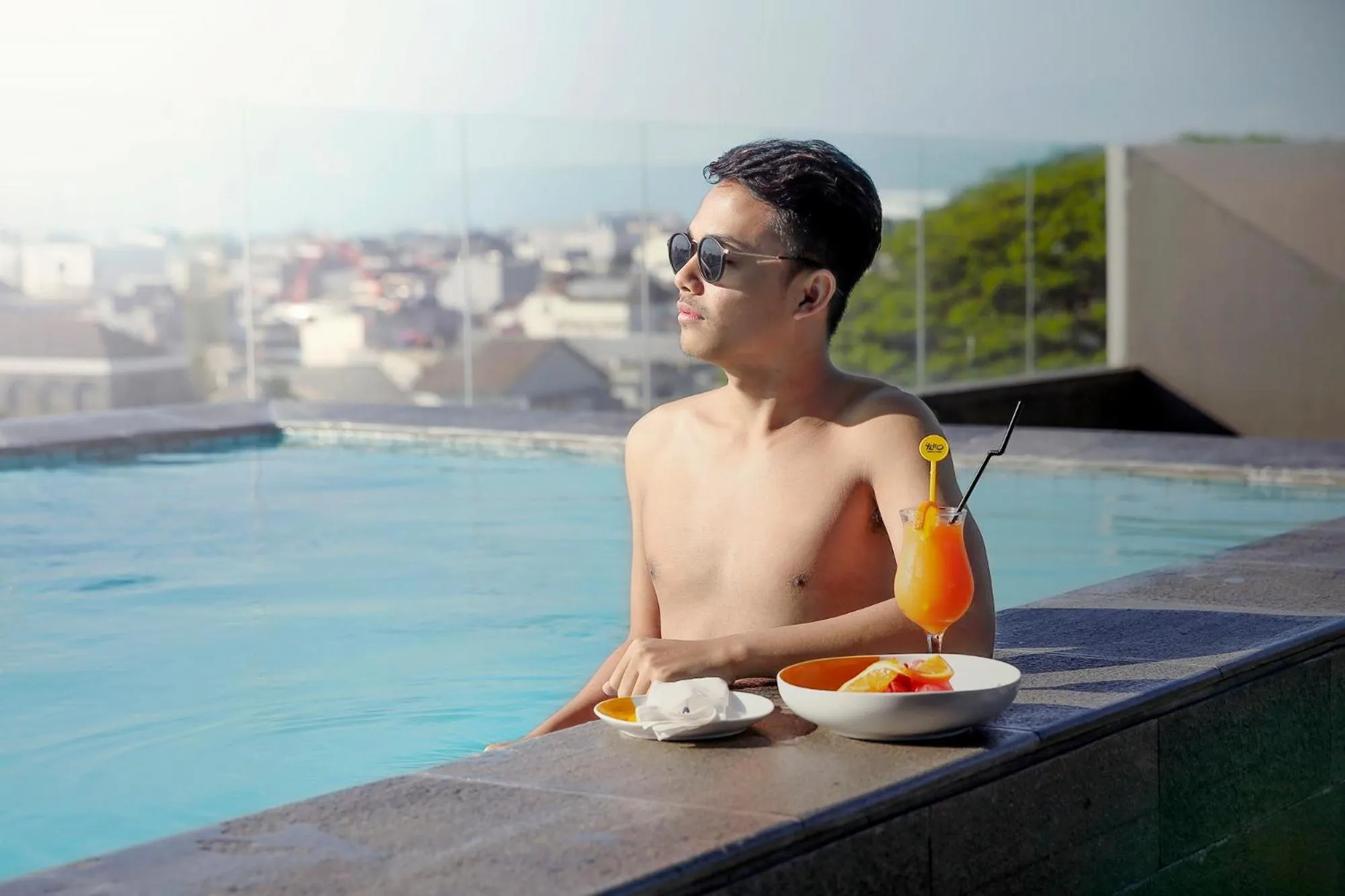Swimming pool in YELLO Hotel Paskal Bandung