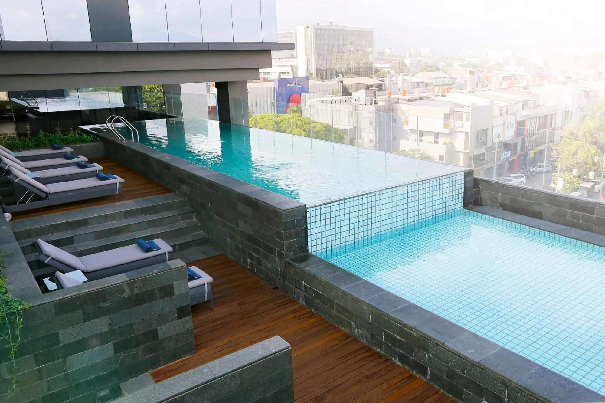 Swimming pool in YELLO Hotel Paskal Bandung