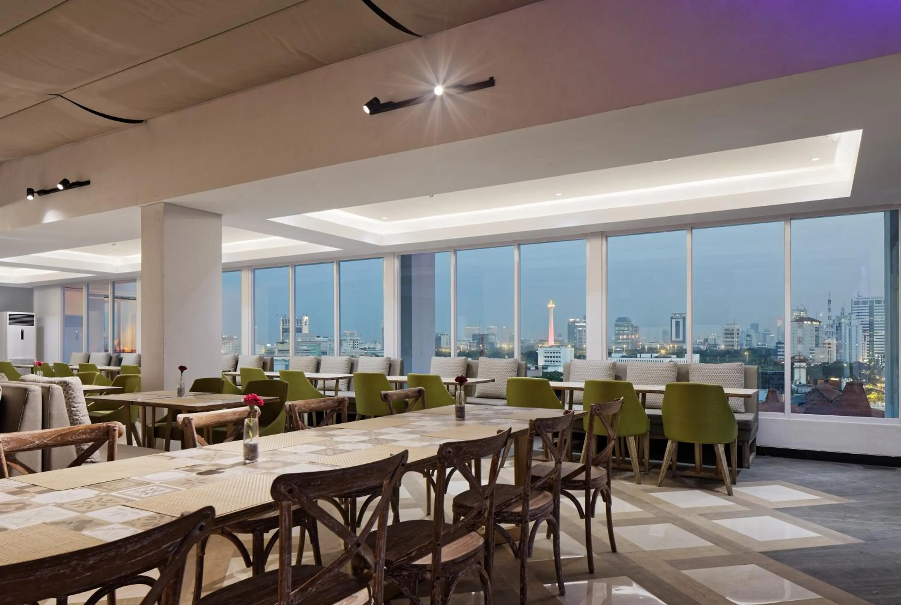 MaxOne Platinum Hayam Wuruk