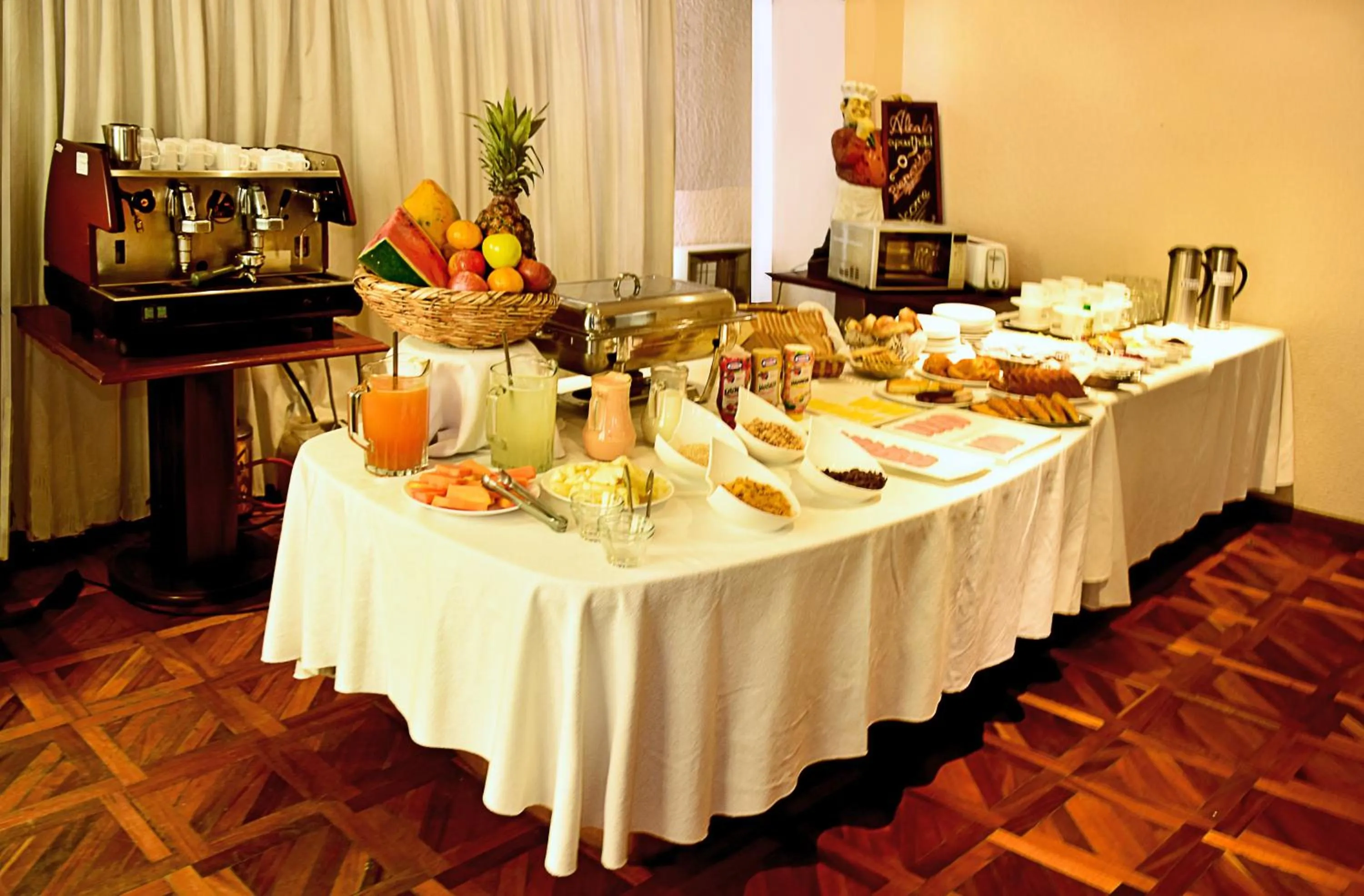 Buffet breakfast in Alcalá Apart Hotel