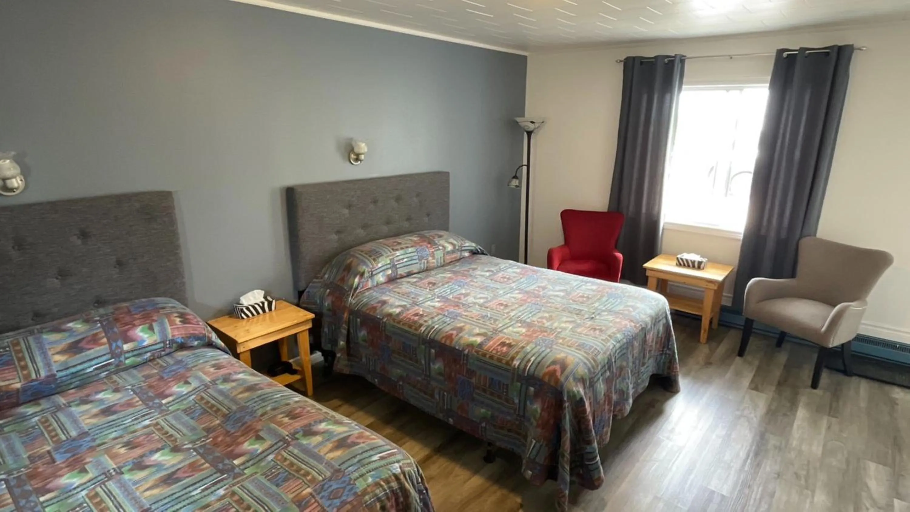 Bed in Haileybury Beach Motel