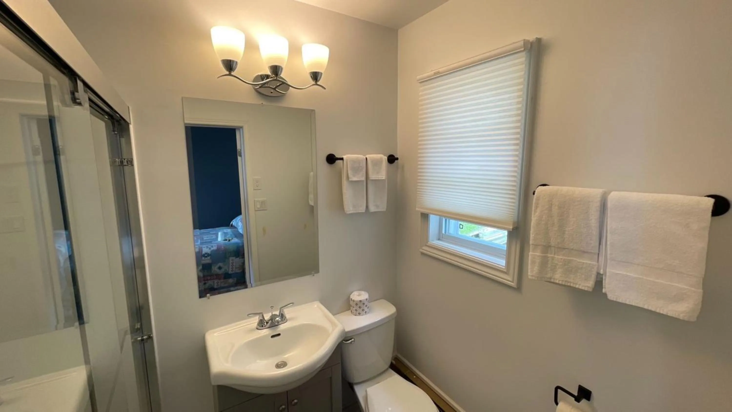 Shower in Haileybury Beach Motel