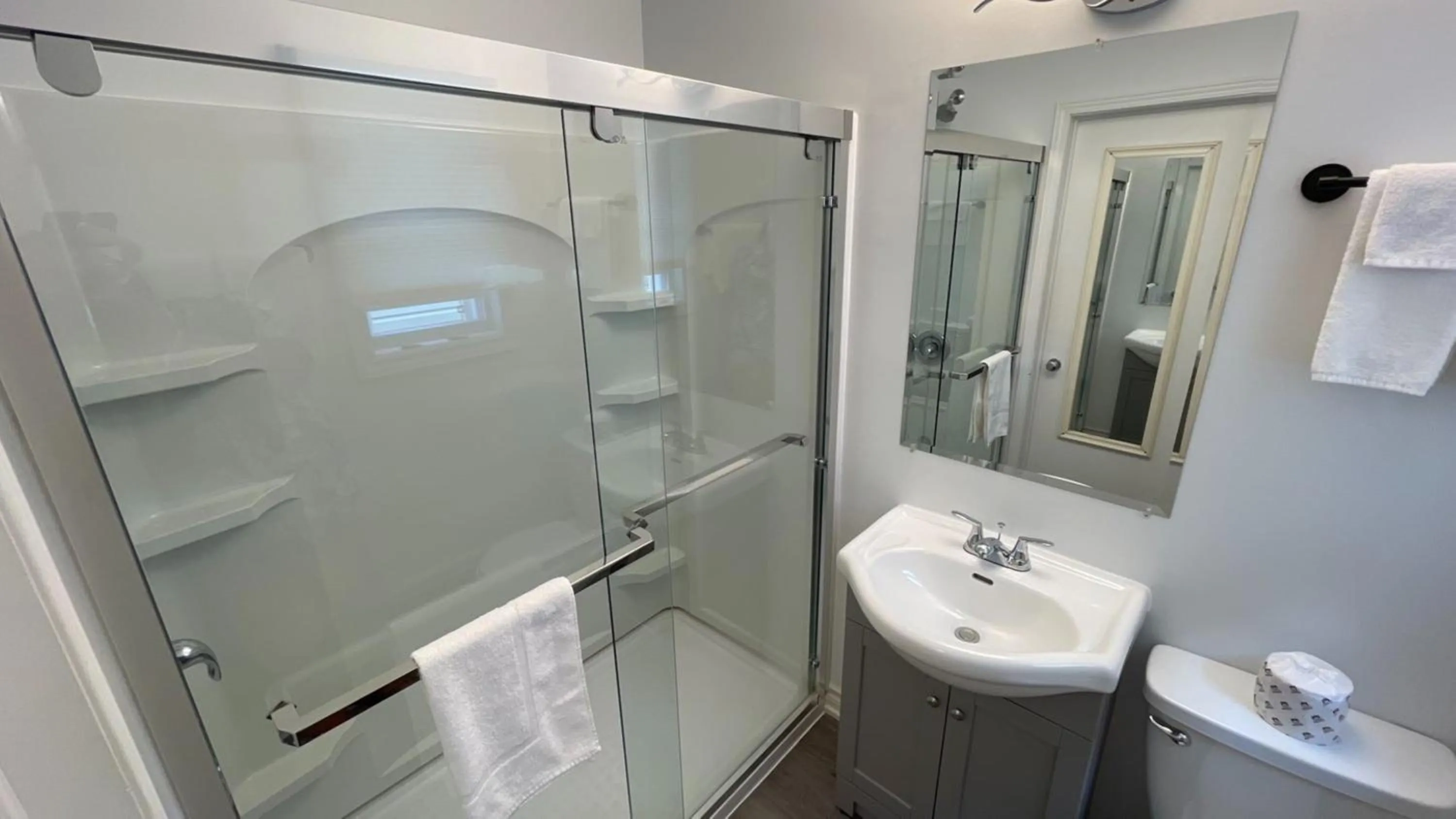 Shower in Haileybury Beach Motel