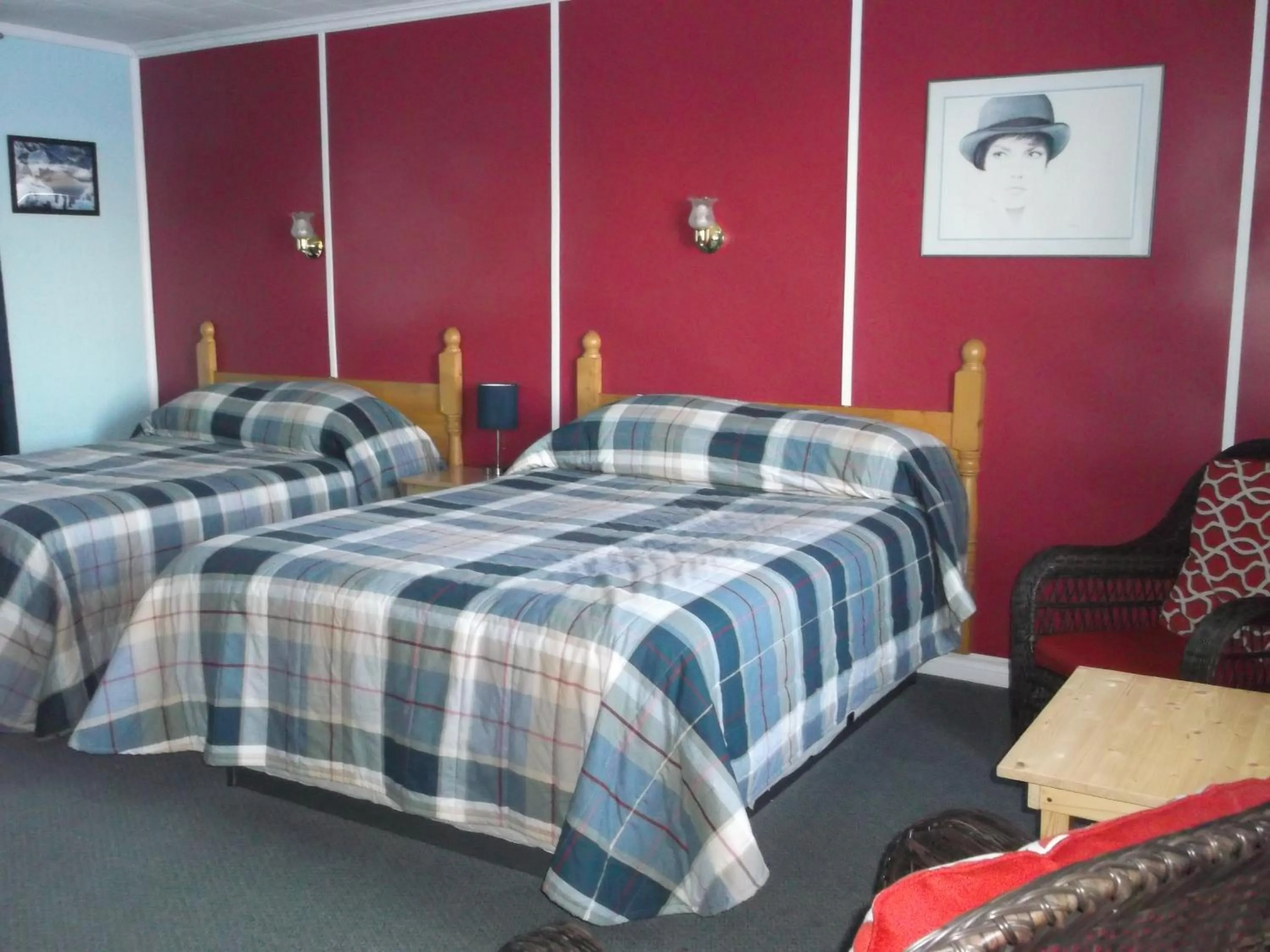 Bed in Haileybury Beach Motel
