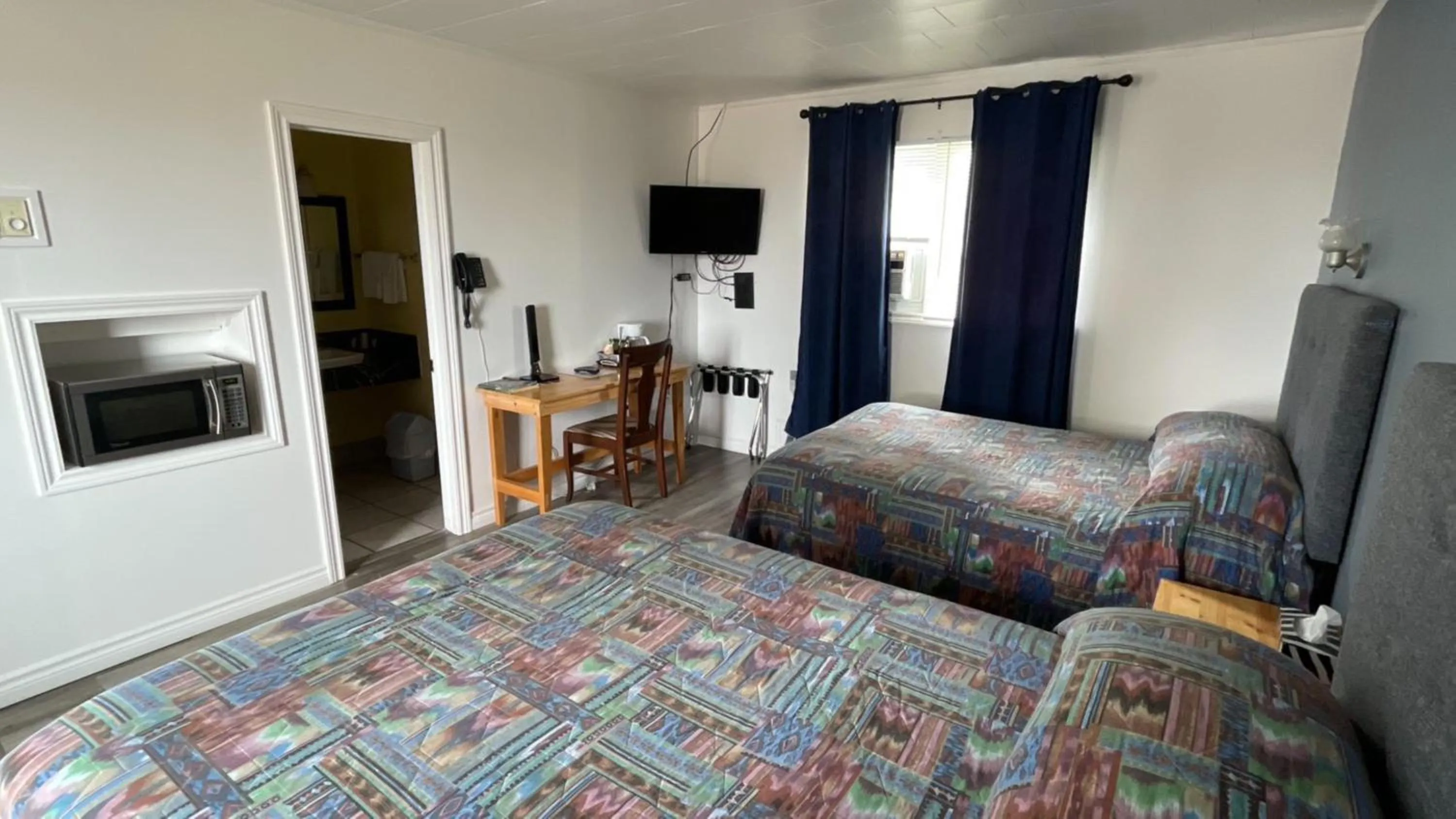 Bedroom, Bed in Haileybury Beach Motel