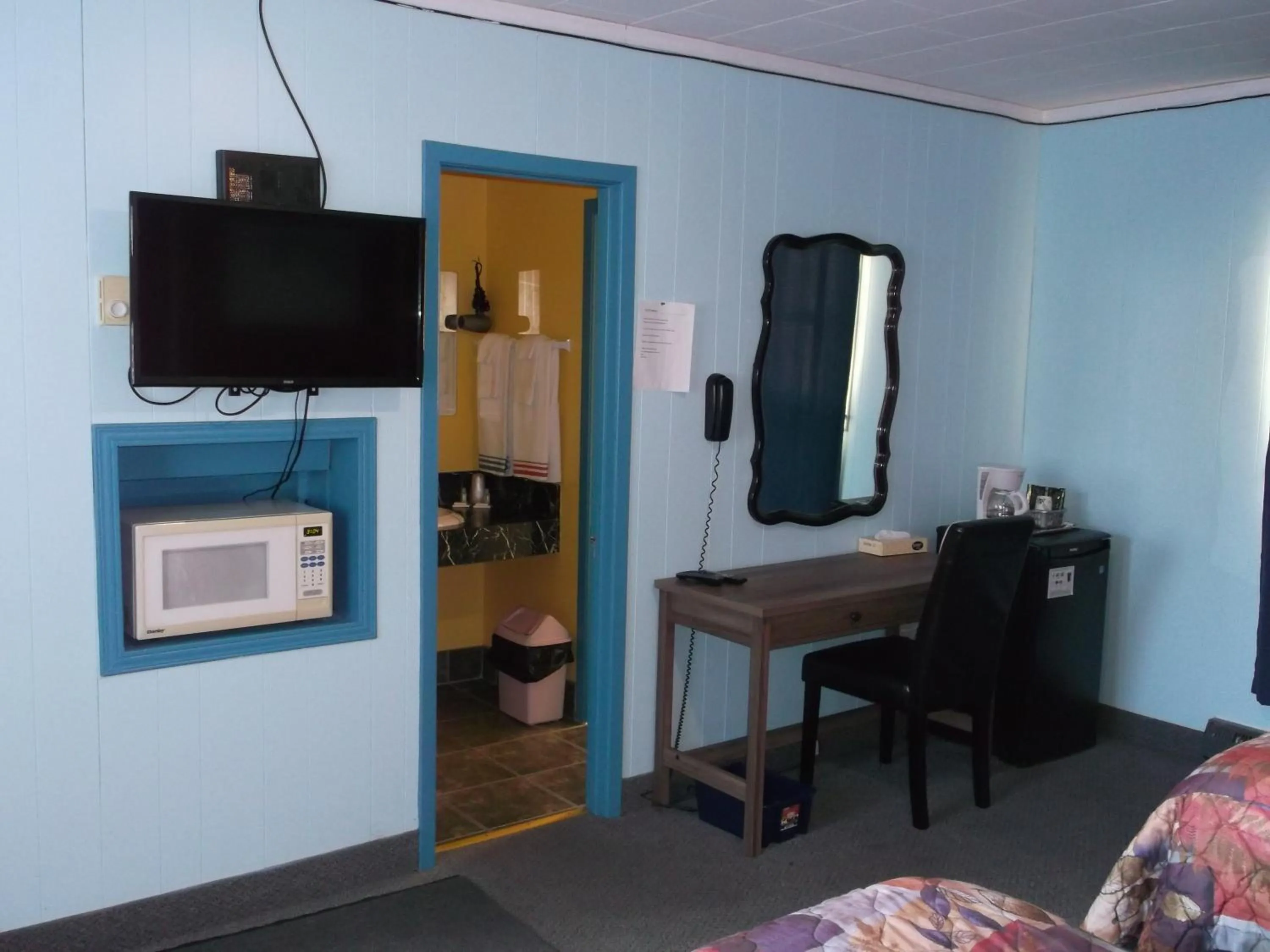 Photo of the whole room, Bed in Haileybury Beach Motel