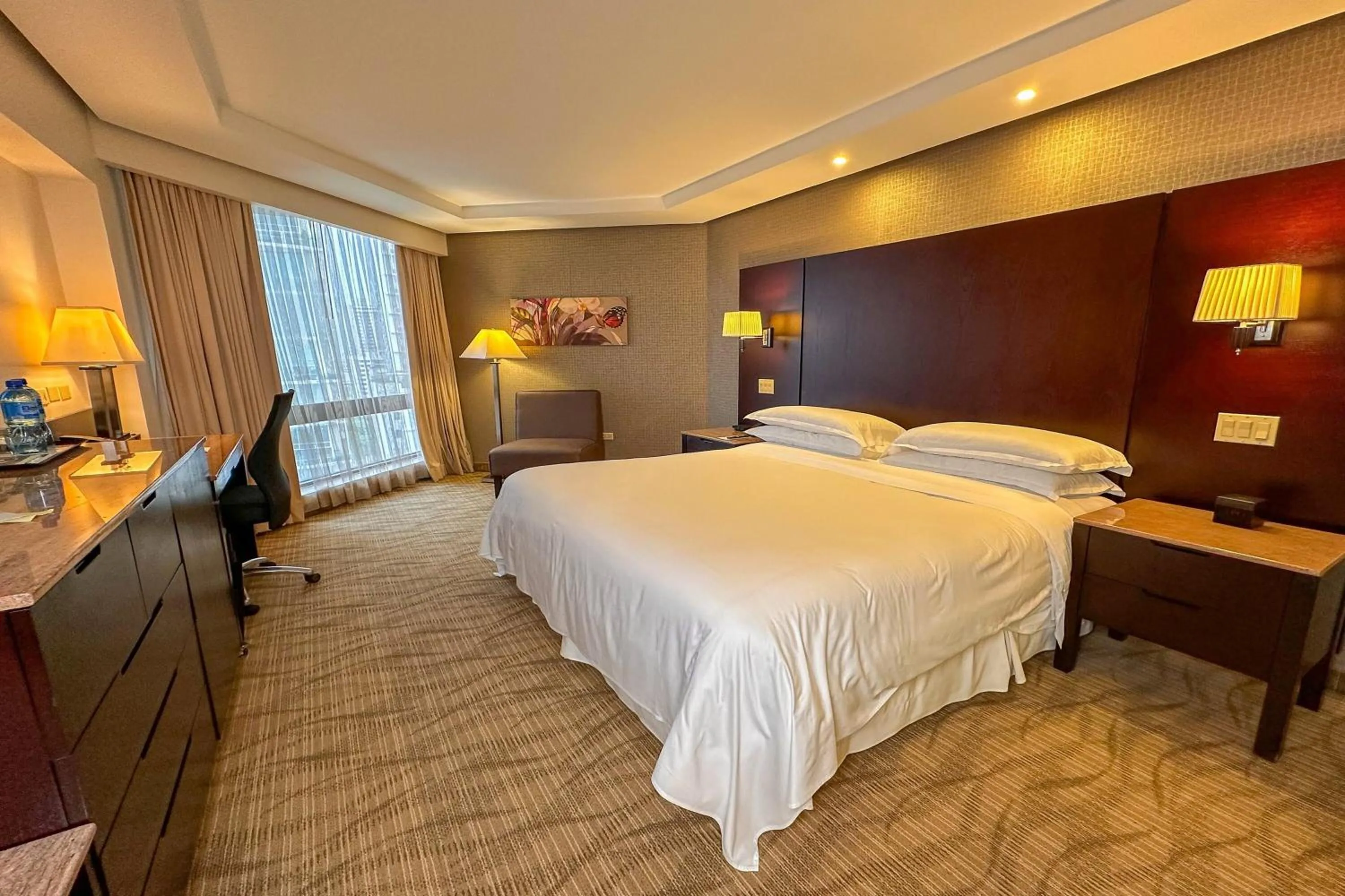 Photo of the whole room, Bed in Sheraton Grand Panama