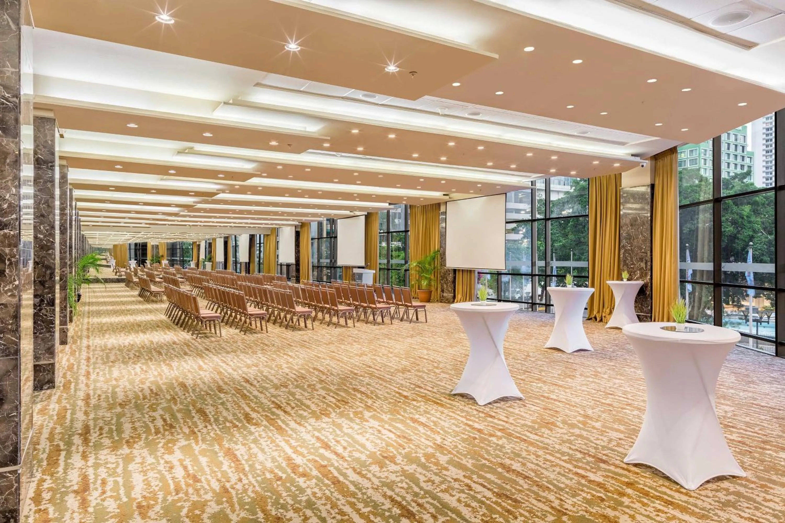 Lounge or bar in Sheraton Grand Panama