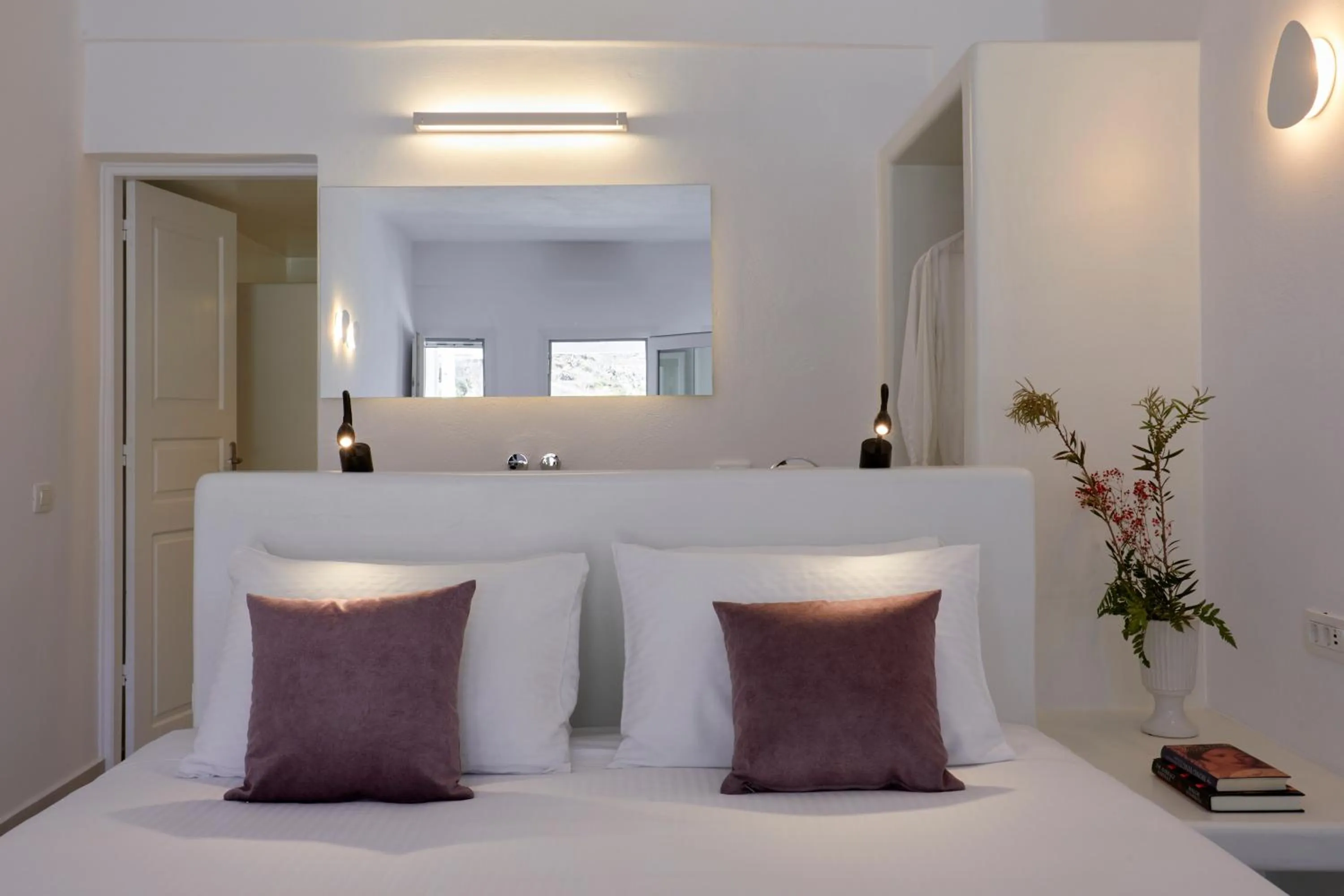 Photo of the whole room, Bed in Anchor Suites