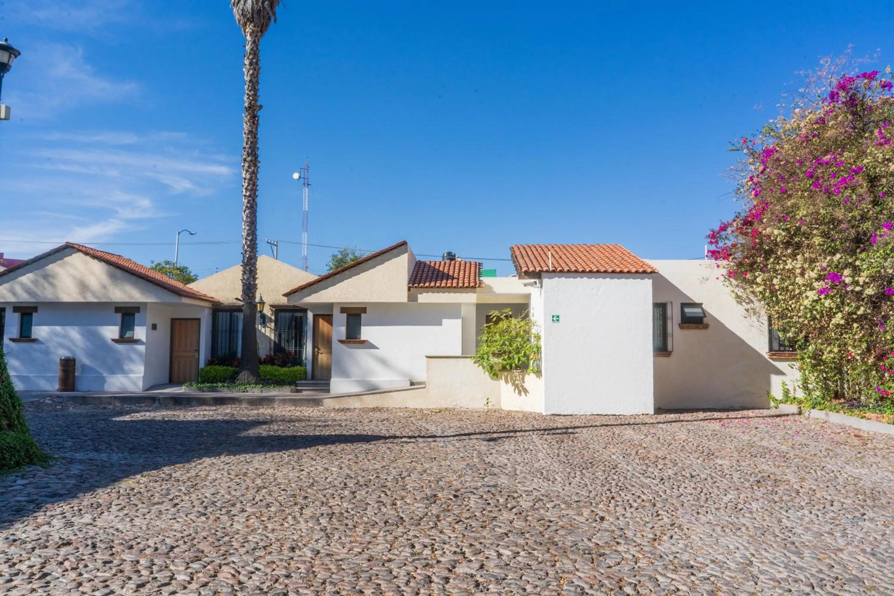 Property building in Hotel Flamingo Inn