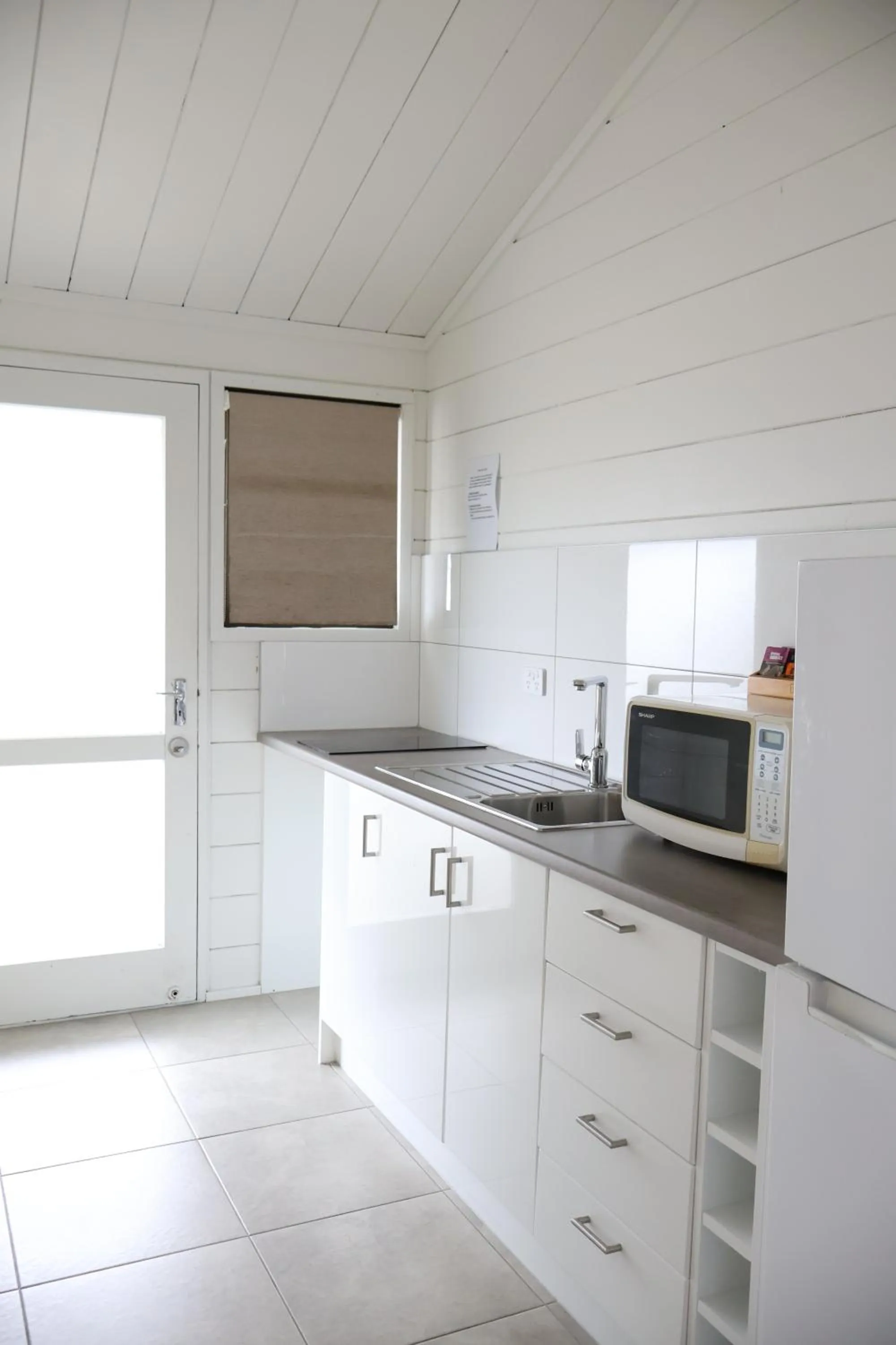 Kitchen or kitchenette in Bounty Motel