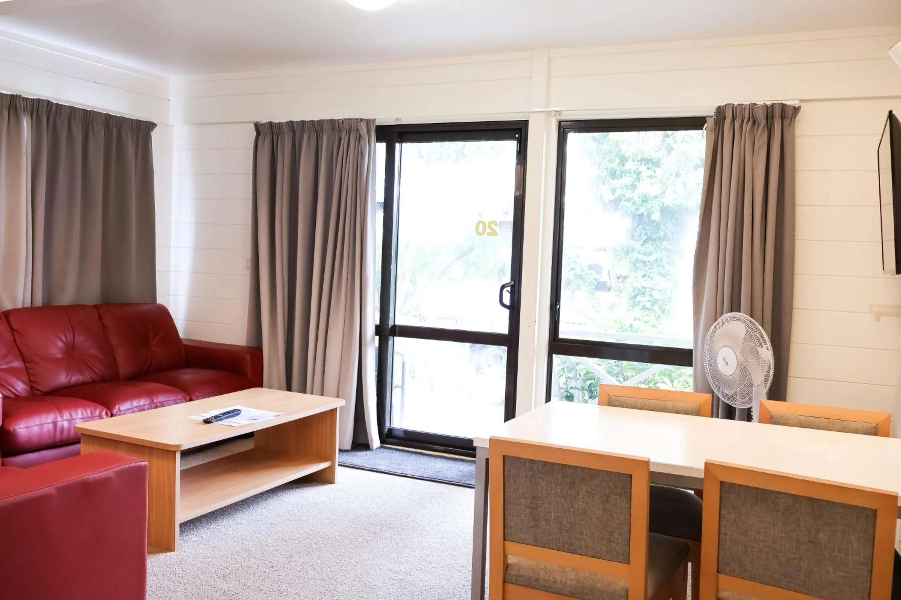 Living room in Bounty Motel