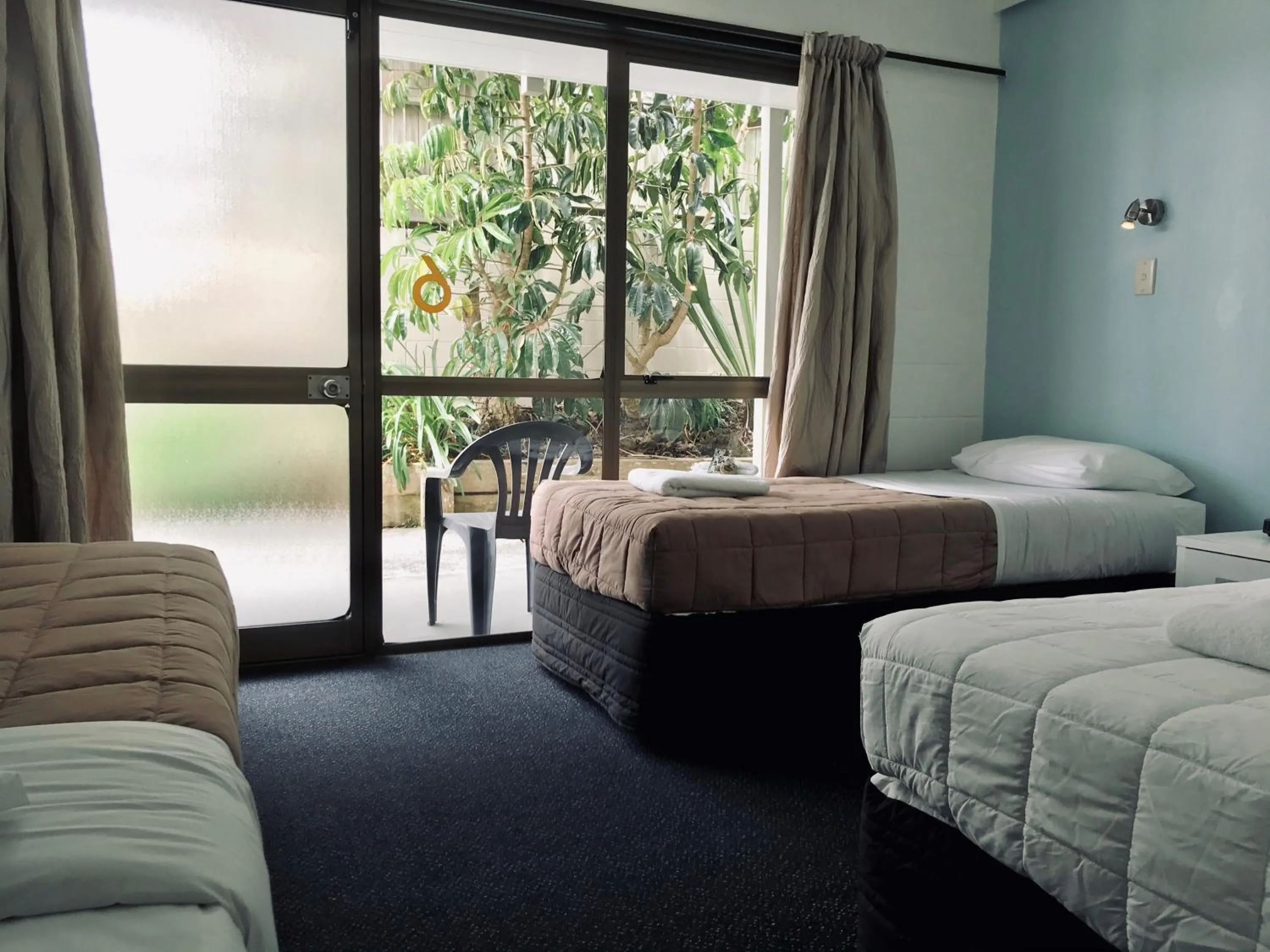 Bedroom, Bed in Bounty Motel