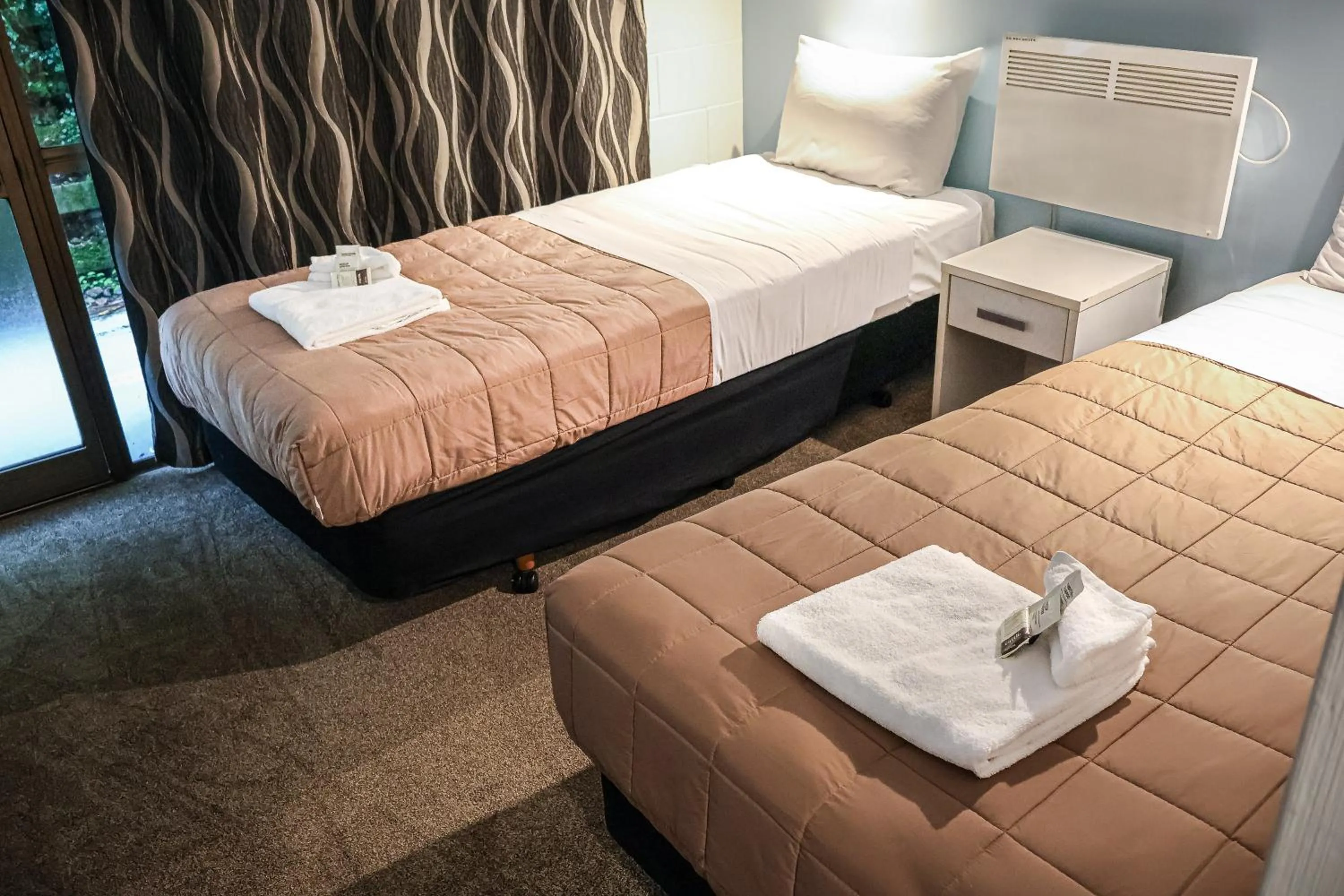 Bedroom, Bed in Bounty Motel