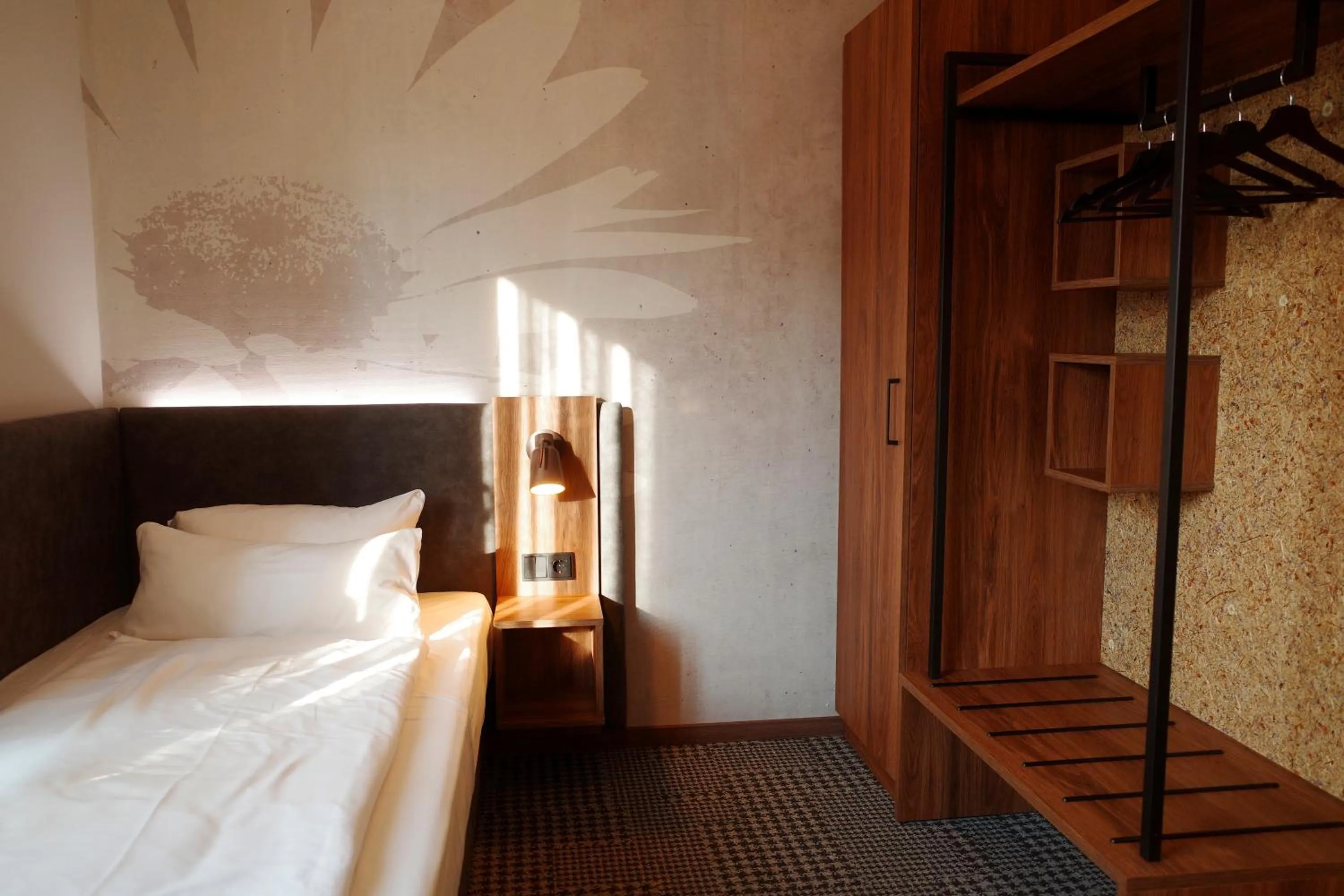 wardrobe, Bed in Bundt's Hotel & Gartenrestaurant