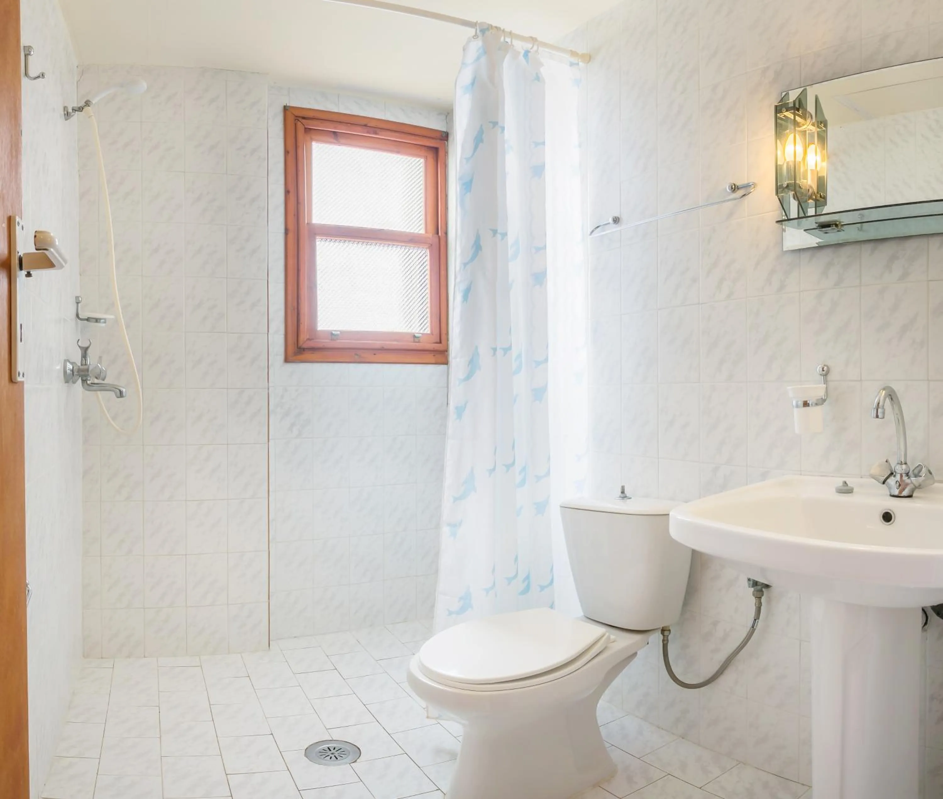 Bathroom in Yiannis Ηotel