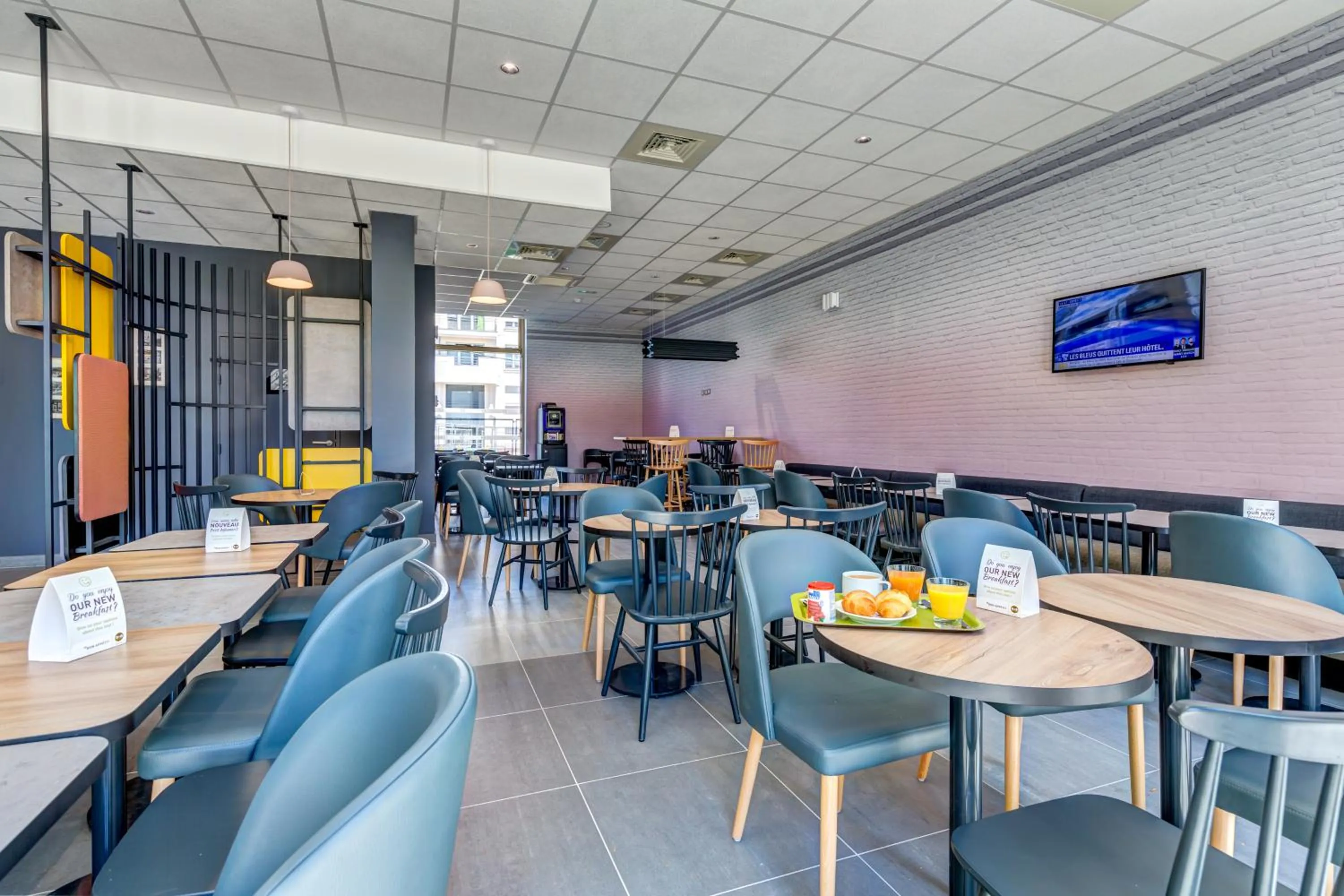 Buffet breakfast in B&B HOTEL Paris Sud Chatenay Malabry