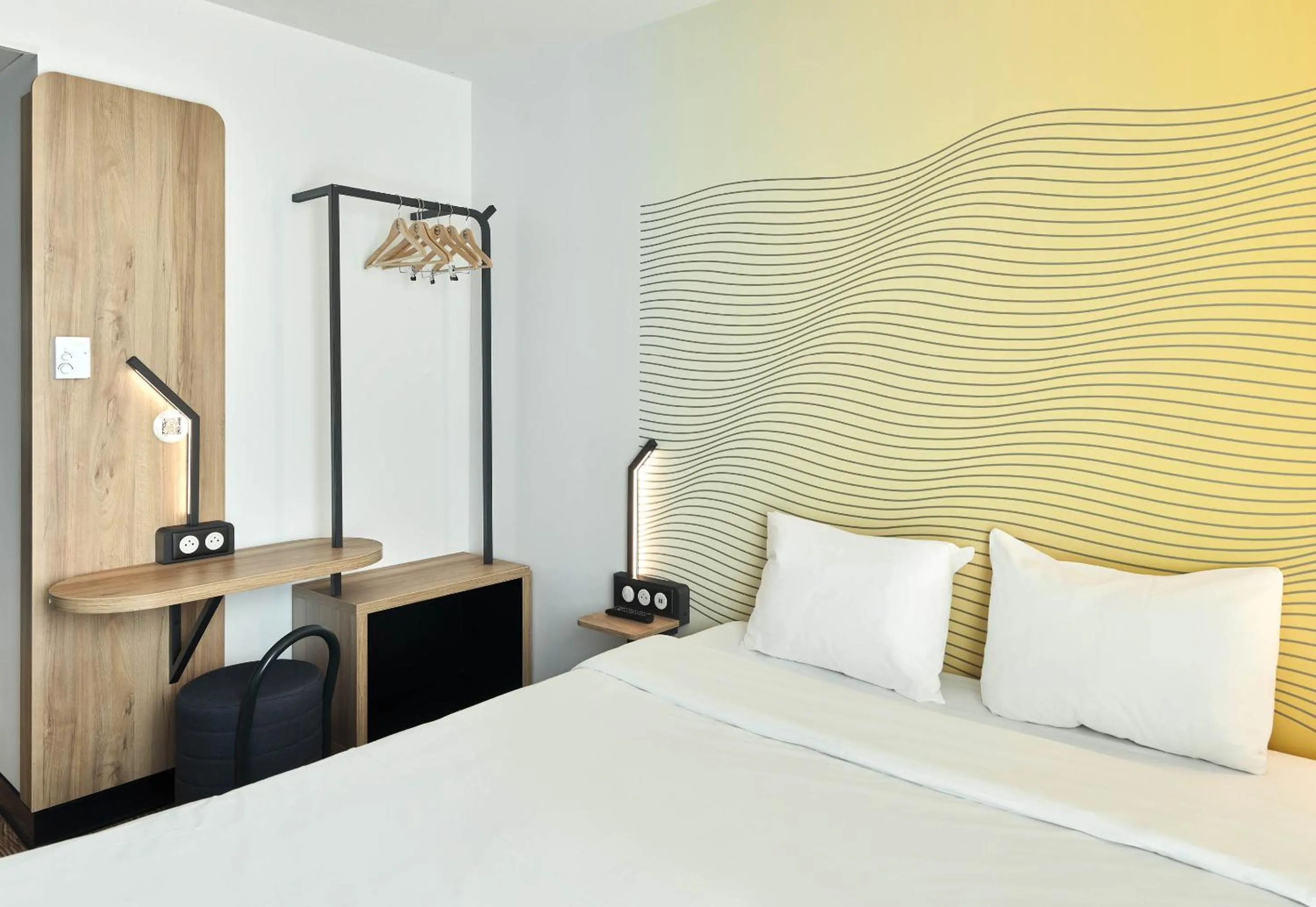 Bedroom, Bed in B&B HOTEL Paris Sud Chatenay Malabry