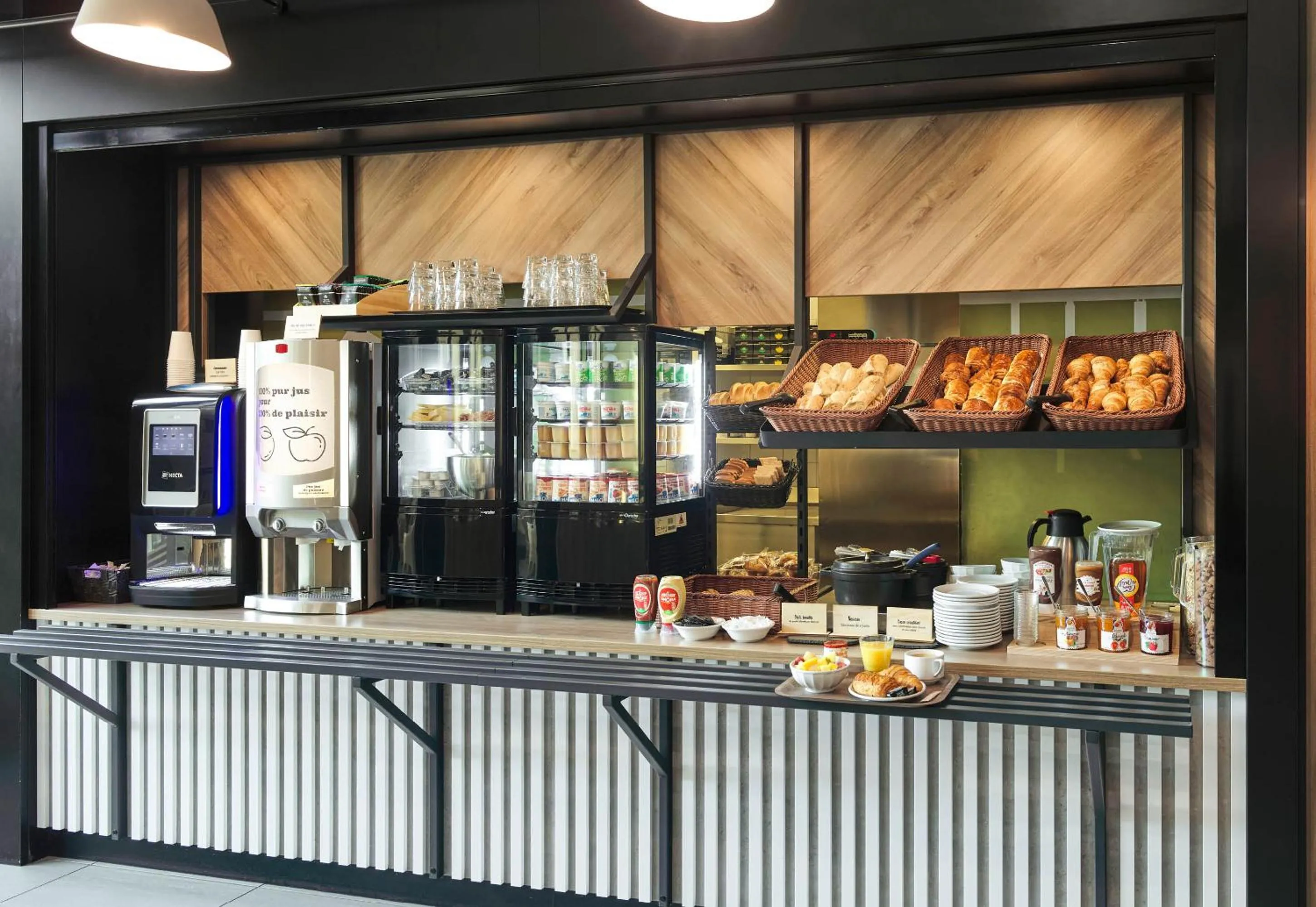 Buffet breakfast in B&B HOTEL Paris Sud Chatenay Malabry