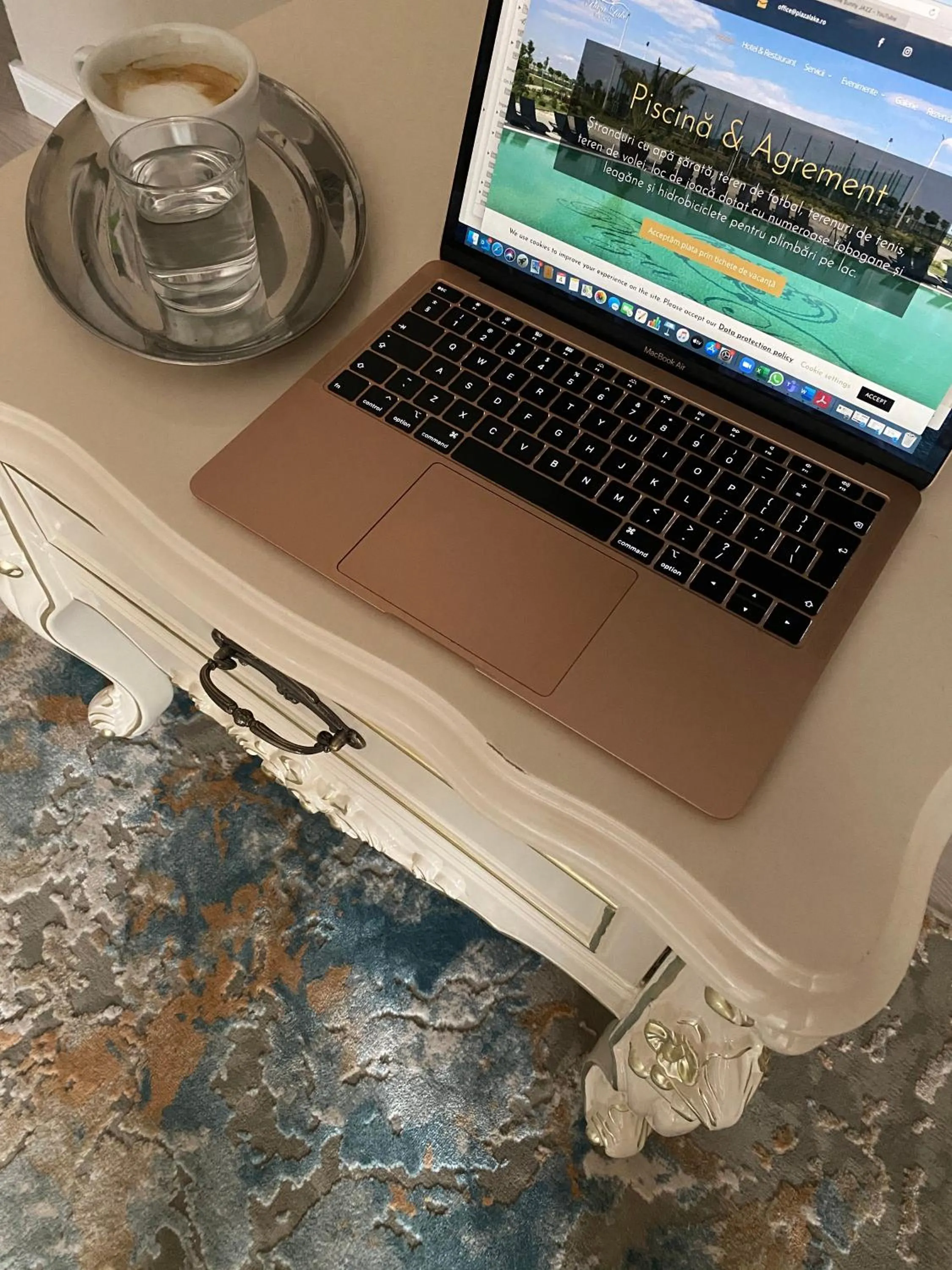 Decorative detail in Resort Plaza Lake