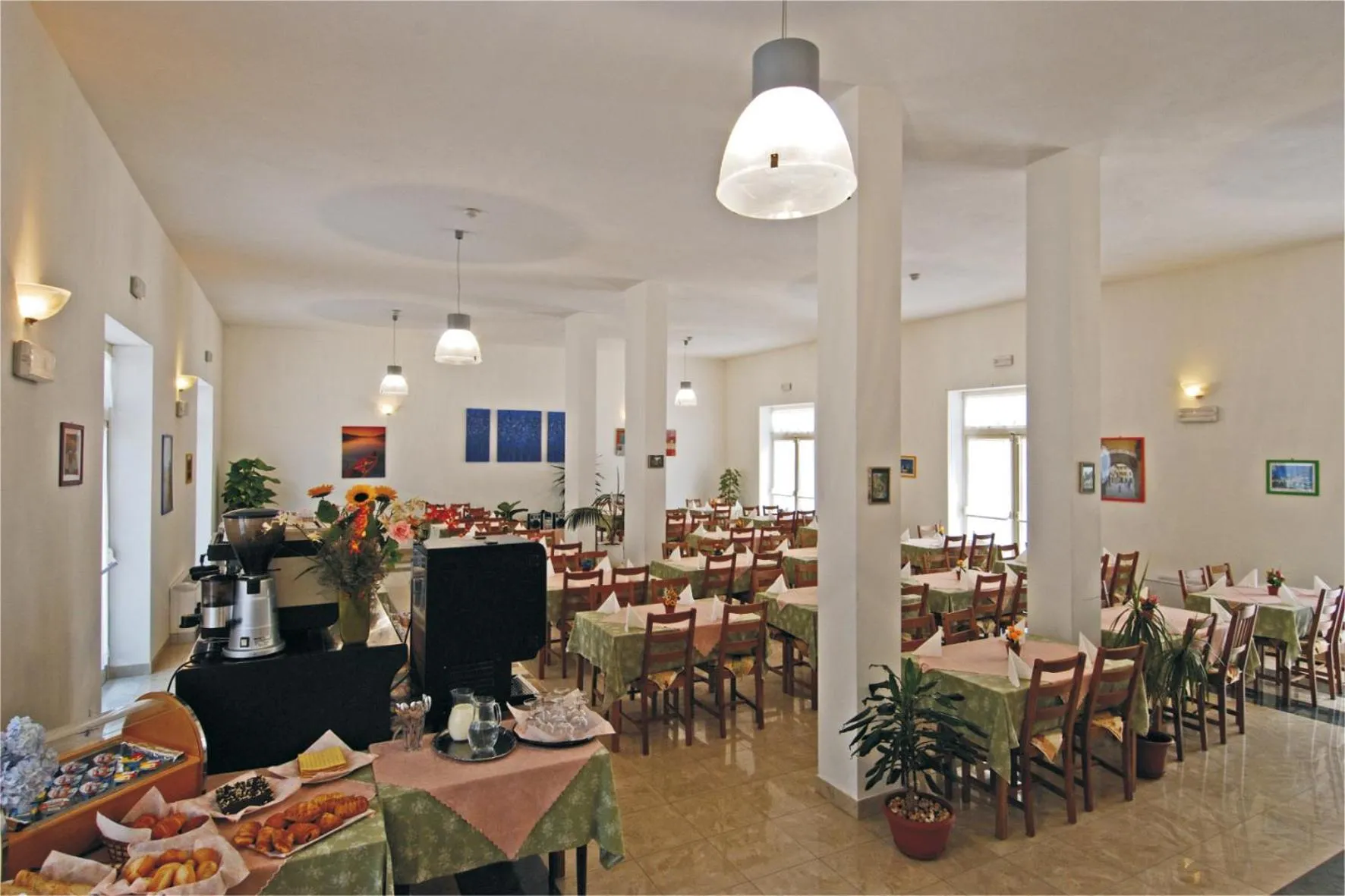 Restaurant/places to eat in Hotel Happy