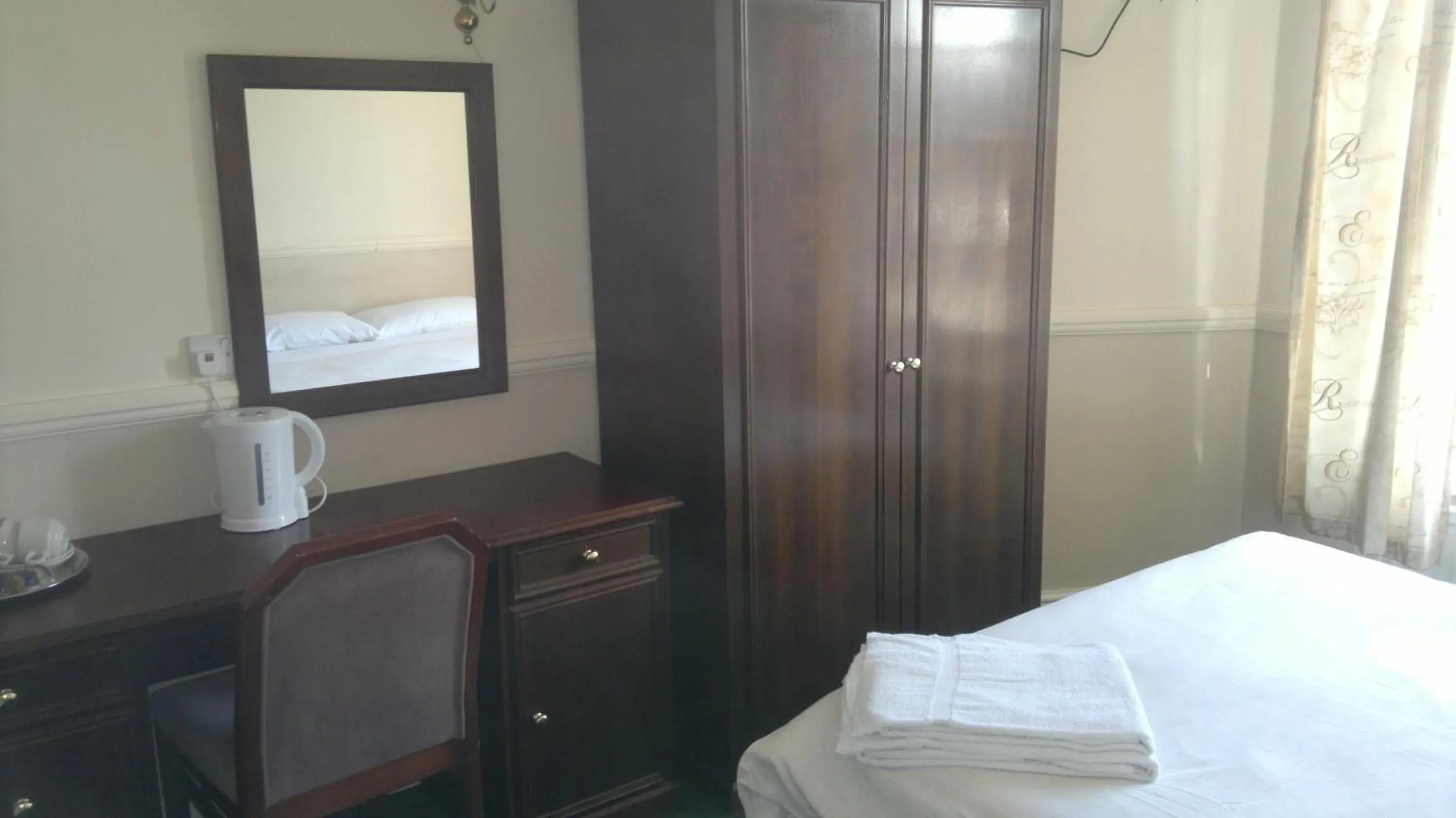 Twin Room with Private Bathroom in Rose and Crown Hotel Twin Room with Private Bathroom in Rose and Crown Hotel