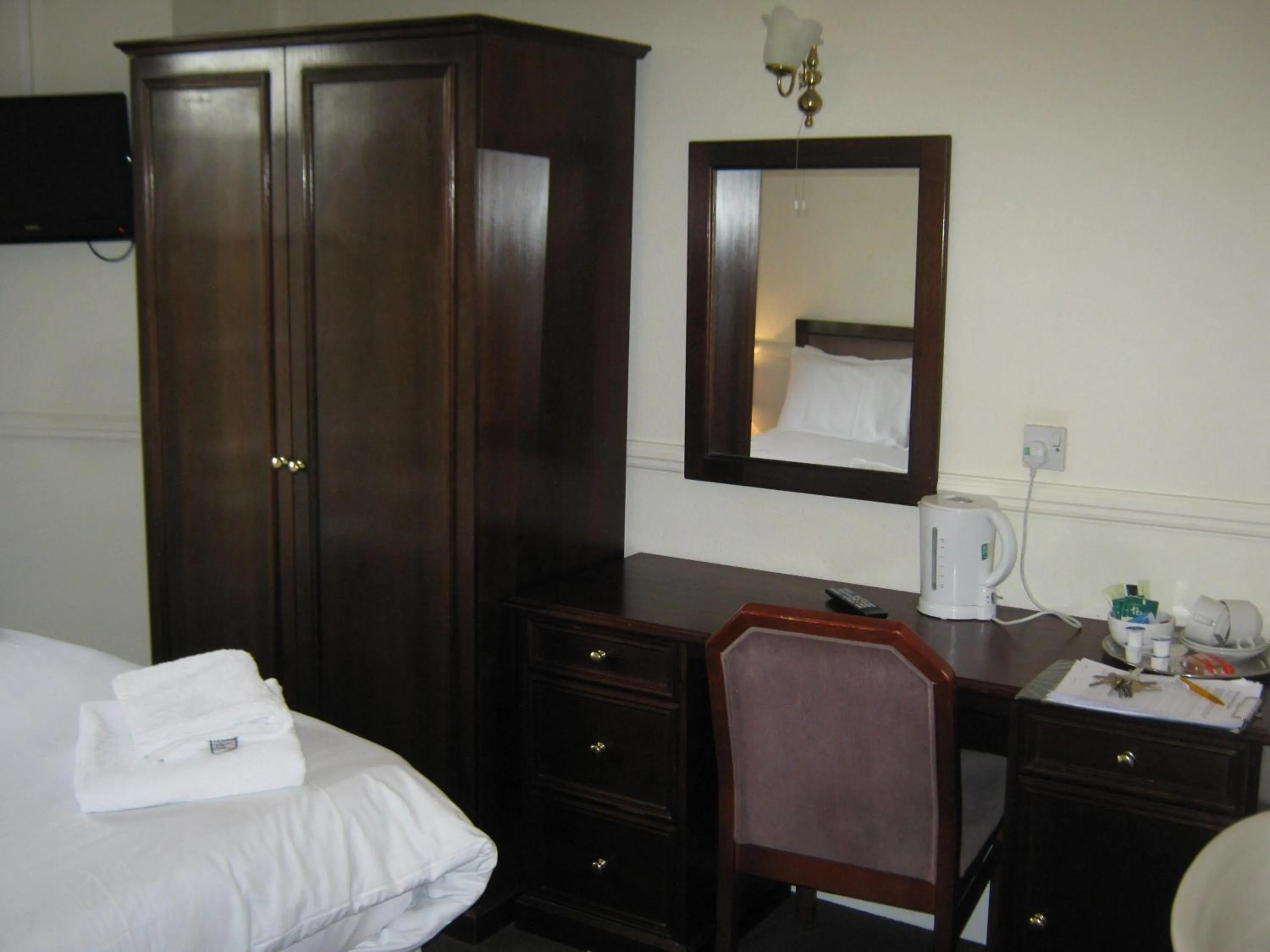 Bed in Rose and Crown Hotel