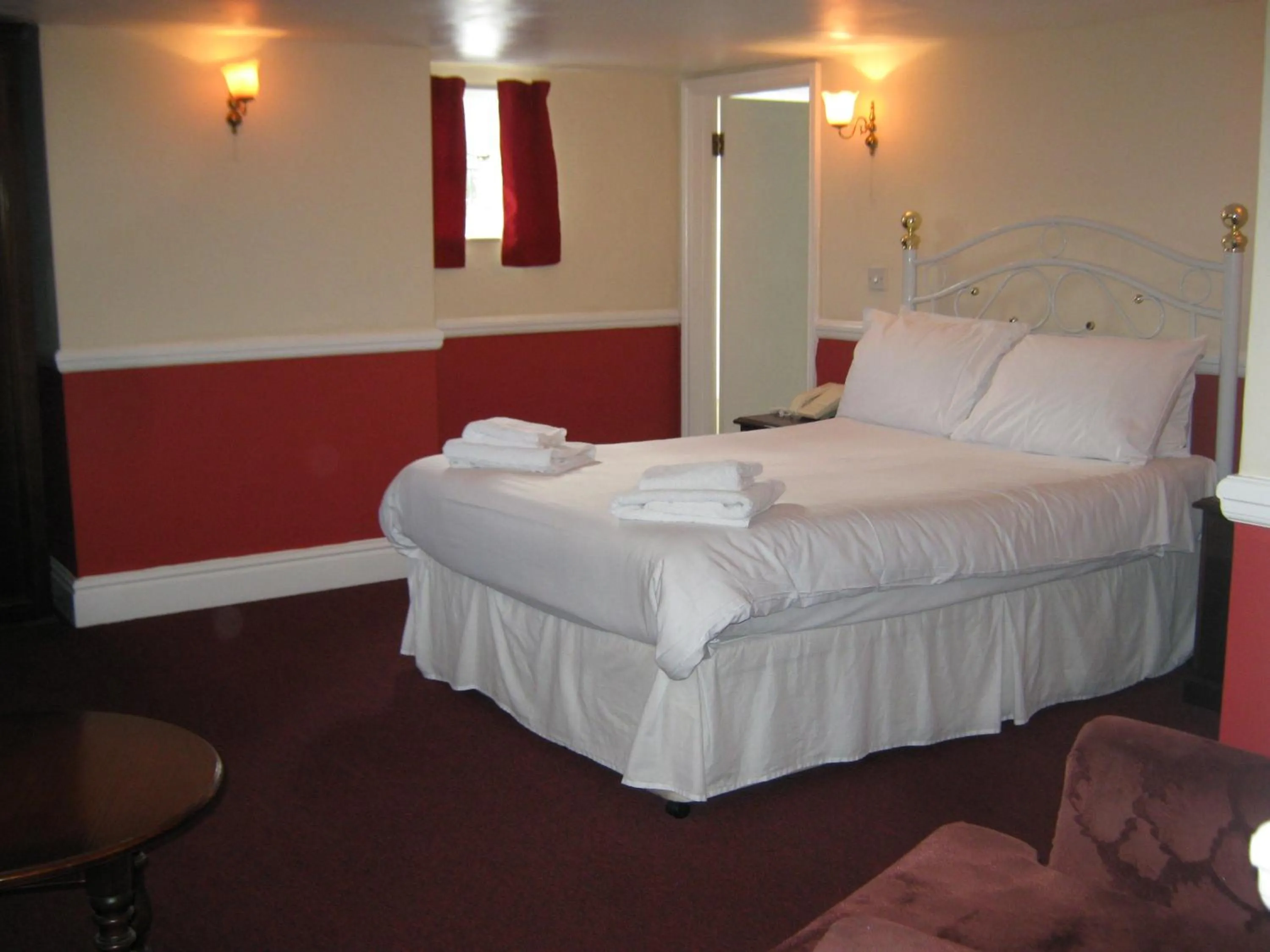 Bed in Rose and Crown Hotel
