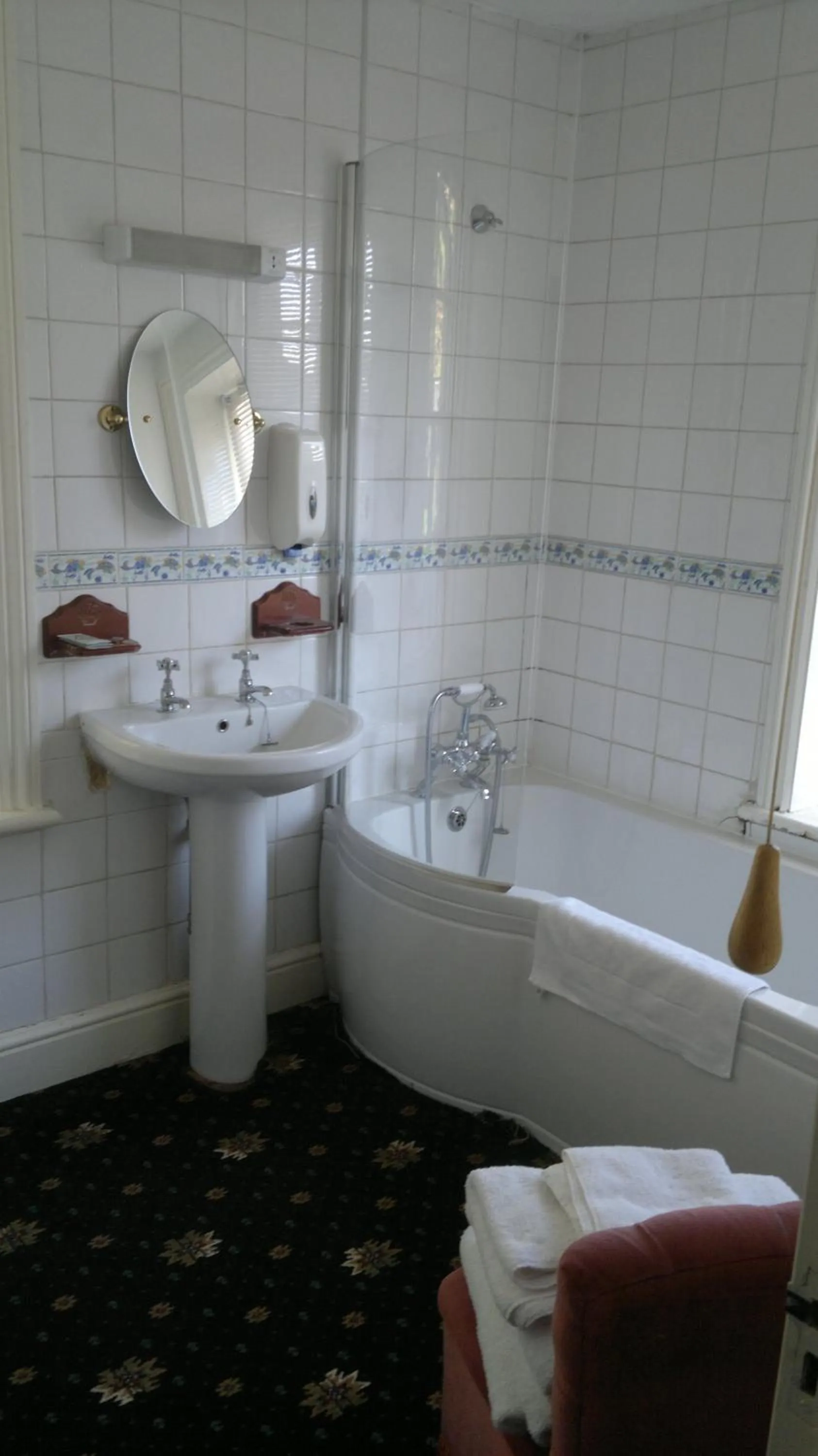 Bathroom in Rose and Crown Hotel