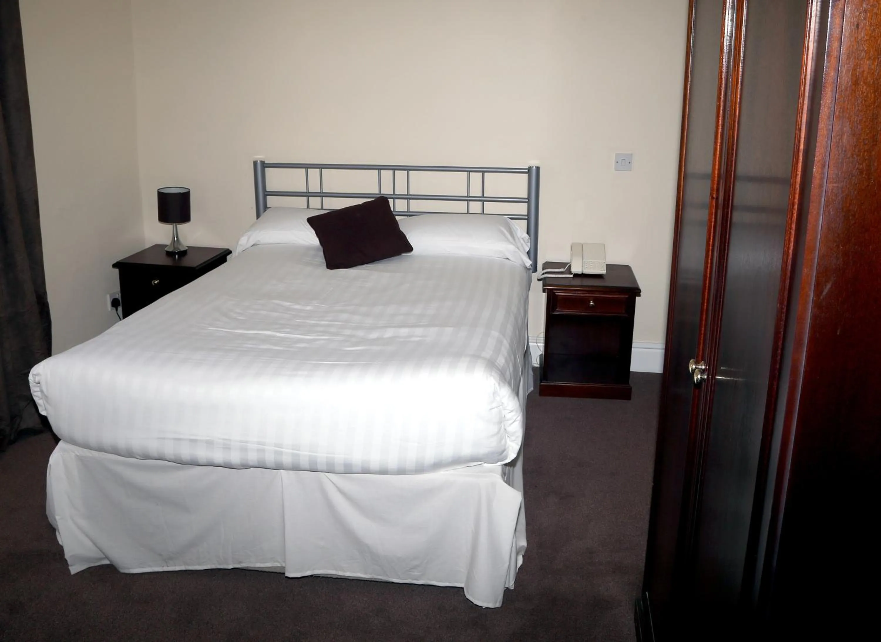 Bedroom, Bed in Rose and Crown Hotel